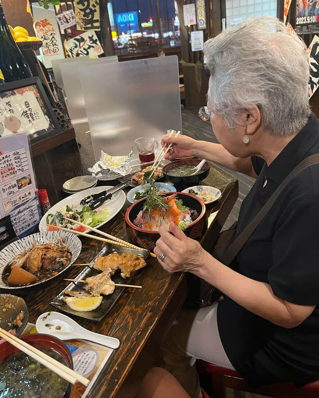 永田裕志さんのインスタグラム写真 - (永田裕志Instagram)「東金市百鬼丸にて母親と晩飯食べてます。  マジで良く食べてます。  この食欲が長生きの秘訣⁉️  髪の毛はすっかり白くなってしまいました。  かなり久しぶりに母親との外食。  食べ終わったら、自宅に帰るかな。  #百鬼丸 #bluejusticexiii #青義祭会 #9月10日 #東金アリーナ #njpw #永田裕志」9月5日 18時59分 - yuji_nagata