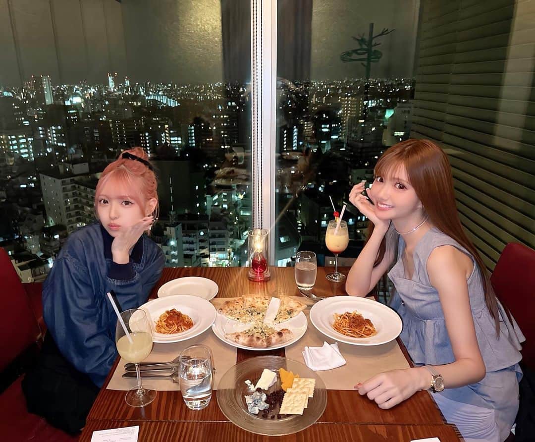 のインスタグラム：「. 大好きで大好きなひめかちゃんに カフェデートに誘って頂きました...💖 それだけで夢のようなのに なんとそこでサプライズで誕生日のお祝いをして下さいました🥺🎂  お顔も内面も美しくて...お話も沢山できて嬉しかった🫶🏻そしてずっと見惚れてた笑🤤 最近ピンクが好きな私に、「みなみちゃんっぽいのを選んだよ」と、ピンクの素敵なケーキとプレゼントを^>.<^... 私は飛んだ幸せ者です😶‍🌫️  ひめかちゃん沢山ありがとうございました🥺」
