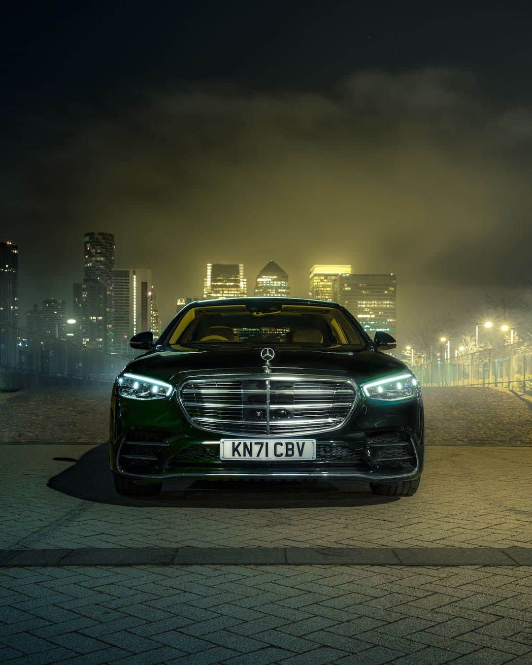 Mercedes-Benz Thailandのインスタグラム：「✨ A star in the city and out on the open road. 🌃  ค่ำคืนนี้จะทำให้คุณโดดเด่นและดึงดูดได้ทุกสายตากับ Mercedes-Benz S 580 e AMG Premium ด้วยไฟหน้าแบบ MULTIBEAM LED ที่ช่วยส่องสว่างมาพร้อมระบบปรับไฟสูงอัตโนมัติที่จะทำงานโดยลดแสงรบกวนสายตาผู้ขับขี่ให้คุณมองเห็นได้ดีที่สุดในทุกสถานการณ์ มาพร้อมภายในที่ออกแบบให้คุณสะดวกสบายและสุนทรียไปกับไฟเรืองแสงล้อมรอบห้องโดยสารที่มาถึง 64 สี (Premium ambient lighting) ที่เปลี่ยนได้ตามสไตล์ของคุณ  📷 thombatemanphoto (IG) for #MBcreator  *อุปกรณ์บางส่วนในภาพอาจแตกต่างจากที่จำหน่ายจริง โปรดตรวจสอบรายการอุปกรณ์ของรถยนต์แต่ละรุ่นที่ผู้จำหน่ายฯ อย่างเป็นทางการทั่วประเทศ​​  #SClass #S580 #SophisticatedLuxury #MercedesBenz #MercedesBenzThailand」