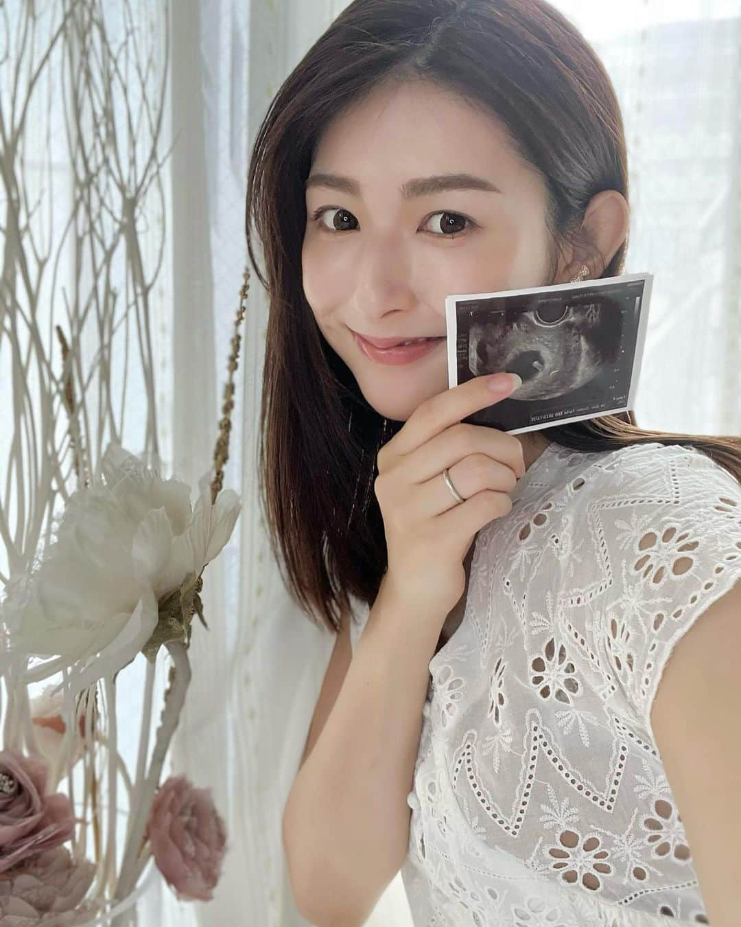 井上麻衣さんのインスタグラム写真 - (井上麻衣Instagram)「Welcome Baby 👶🏻🤍  【ご報告🌿】  私事ですが、この度新しい命を授かりました。 お腹の子で4人目となり こうしてまた命を授かれたこと🕊️本当に嬉しく思います。 現在は24週/妊娠7ヶ月を迎えようとしています。 お腹はまださほど目立ちませんが 日に日に増す食欲と浮腫み、そして激しい胎動により あ、妊婦なんだと気付かされます😂  無事に年末年始を迎えられるよう 主人👱🏼‍♂️と3人の子供たち👧🏻👦🏻👶🏻で 次の赤ちゃんが元気に生まれてきてくれることを 願いたいと思います✨  来年から#四児のママです👩🏼 肝っ玉母ちゃん目指します笑 温かく見守って頂けたら幸いです🙇‍♀️  井上麻衣 . . . .  #妊娠報告 #妊娠7ヶ月 #プレママ #女の子ママ #マタニティ#マタニティライフ #第四子妊娠中  現在#三児のママ#三児の母#関西ママ#家族6人 #子沢山#子は宝#子供のいる生活#4人のママ  #mama#matenity#premama#4kidsmama  #myfamily#mykids#mybabygirl」9月5日 19時00分 - mai_inoue