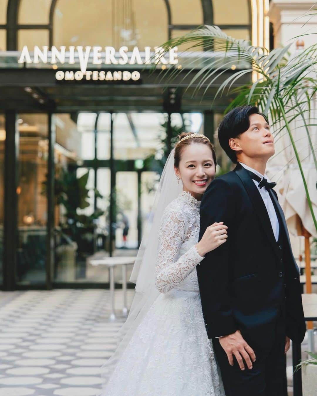 黒田真友香さんのインスタグラム写真 - (黒田真友香Instagram)「結婚のご報告に、沢山の祝福コメント本当にありがとうございました🙇💕  そして黒ドレスの他に ウェディングドレスでも前撮りを、今月リニューアルオープンする  @anniversaire_omotesando で撮影していただきました💐  どのショットも素敵に撮っていただいて 10枚に絞るのにすごく迷いました👀笑  お仕事で数え切れない程撮影したウェディングフォトも やはり自分のプライベートでとなると全然気持ちも違い、特別な1日になりました♡  そして初めてドレスもスタイリングも自分で決めました💕  詳細は今後ウェディング専用アカウントに投稿していきます！🌹  【@mayukaxxwd 】  昨日質問の多かった指輪についても こちらに投稿しております💍  少しでもプレ花嫁さんの参考になればと、 結婚式までウェディング関連は主にこちらに載せていくので是非フォロー宜しくお願いします😍💕  #プレ花嫁#前撮り#洋装前撮り#結婚報告#ブラックドレス#タカミブライダル#フリーランスモデル#結婚指輪#婚約指輪#チューリップブーケ#前撮り#前撮りポーズ #前撮りヘア#アニヴェルセル #アニヴェルセル表参道#フォトウェディング」9月5日 19時02分 - kurodamayukaxx