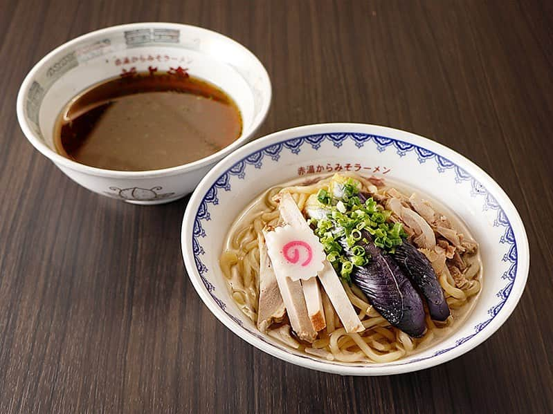 新横浜ラーメン博物館(ramen museum)のインスタグラム：「＼明日から2日間は ラー博倶楽部の日 ／  いつもラー博をご利用頂いている「ラー博倶楽部会員様」に、日頃の感謝の気持ちを込め、様々なサービスや企画を実施する「ラー博倶楽部の日」。次回のラー博倶楽部の日は、9月6日(水)、7日(木)に開催！ 9月は「龍上海本店」より、極太麺の魅力を堪能できる"つけ麺"をご提供いただきます！  🍜しょうゆ昆布水つけ麺　1,100円 🍜しょうゆ昆布水つけ麺 大盛り　1,300円 🗓️提供日　：9月6日(水)、7日(木) 🕓提供時間：16:00～20:30L.O. ➡️https://x.gd/Y0dzD  つけダレは、鶏主体でキレ味抜群の醤油清湯。表面の青のりが龍上海らしさを演出しています。そこに昆布水に浸された極太麺を投入すると、いつもと違った形でこの麺の魅力を感じていただくことが出来ます。麺量は250g（大盛り350g）とボリューム充分。 具材は、国産豚肩ロースと国産鶏の細切りチャーシュー、山形県産のなす、なると。豚と鶏のチャーシュー2種を同時にお楽しみください。  ⚠️龍上海本店は、「ラー博倶楽部の日」開催に伴い、9月6日(水)、7日(木)の一般営業時間を以下の通り変更いたします。 何卒ご理解のほど、よろしくお願いいたします。  【龍上海本店 一般営業時間】 ・2023年9月6日(水) 11:00～15:00L.O. ・2023年9月7日(木) 11:00～15:00L.O.  #ラー博 #ラーメン博物館 #横浜 #新横浜 #新横浜ラーメン博物館 #ラーメン #ラーメン部 #ラーメン女子 #デート #ラー活 #ラーメンインスタグラム #ramen #raumen #ラー博倶楽部 #ラー博倶楽部の日 #龍上海 #龍上海本店 #昆布水つけ麺 #しょうゆ昆布水つけ麺 #会員限定」