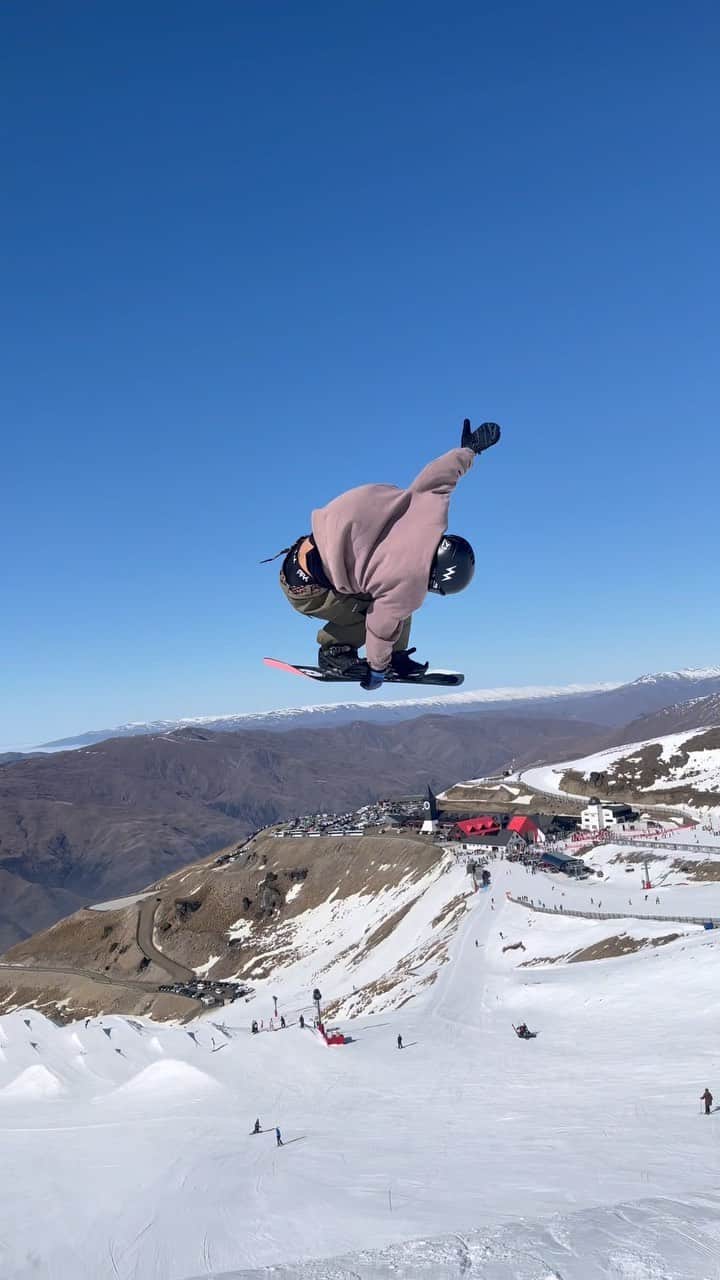 飛田流輝のインスタグラム：「I'm happy to be here🇳🇿🌸🌋 I enjoyed the second day🤞 📸　@kenshin.muto  @volcomjapan #volcomjapan#willraise #スノーボード#snowboard #snowboading #cardrona#newzealand#自然 ＃山」