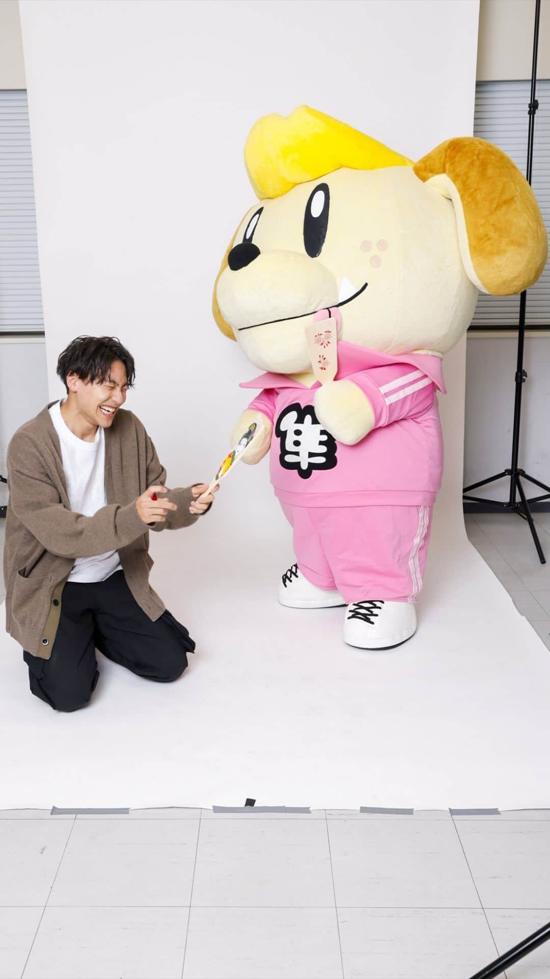 GENERATIONS高校TVのインスタグラム：「【隼ジェネ犬にメロメロな隼💓】懐かし名場面をプレイバック✨何もできない隼ジェネ犬とそれに終始メロメロな隼の可愛すぎるやり取り❣️  #gene高 #ジェネ高 #generations高校tv #gene #generations #ジェネ #ジェネレーションズ #generationsfromexiletribe #ldh #白濱亜嵐 #片寄涼太 #数原龍友 #小森隼 #佐野玲於 #関口メンディー #中務裕太」