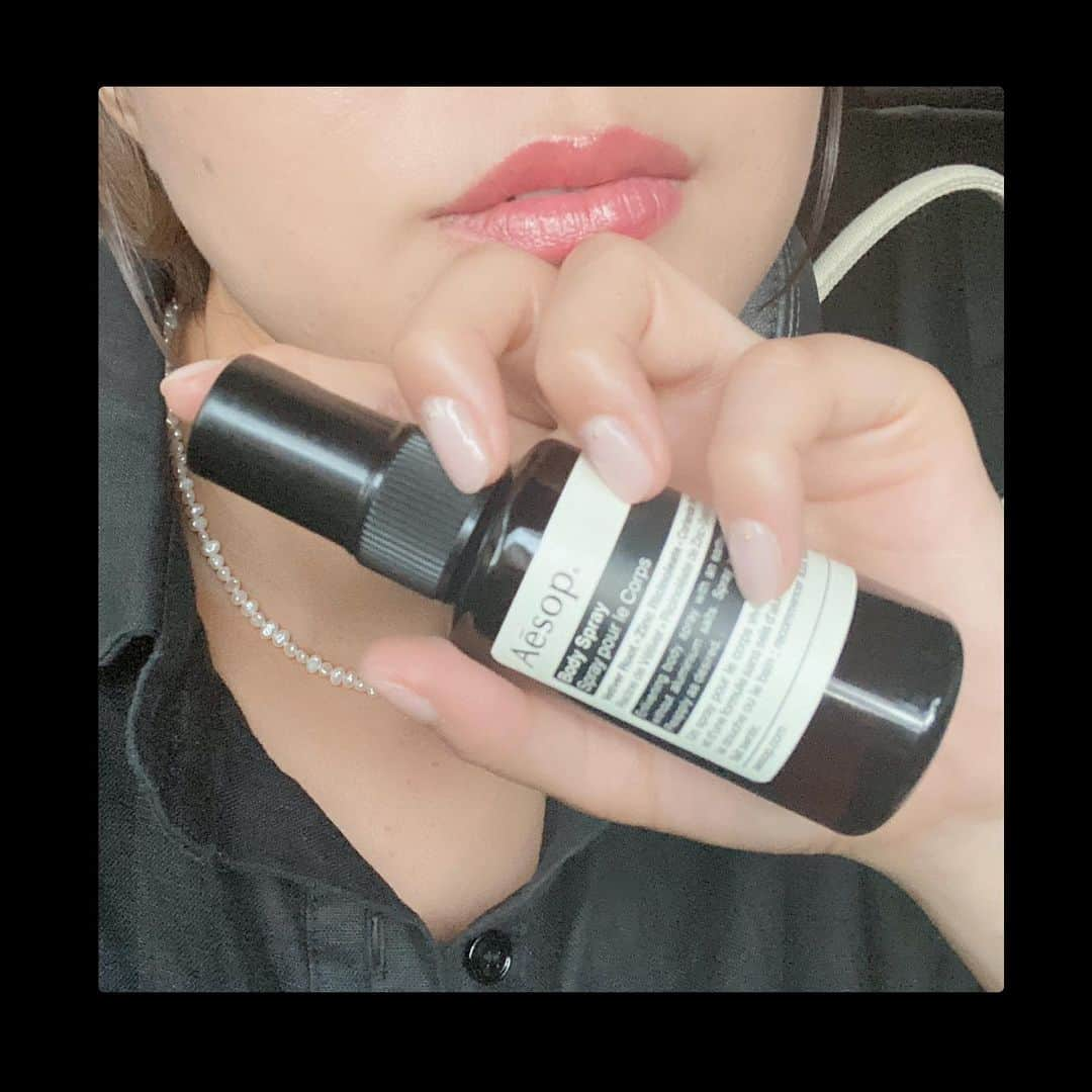 内村麻美さんのインスタグラム写真 - (内村麻美Instagram)「. 【Aesop ボディスプレー】 汗っかきさんにオススメらしいけど 私は香りを楽しむために毎日腕につけています。 . 【リップ…リップモンスター 02 Pink banana】 写真撮る時、テレビのお仕事の時、よく使います。 . 【ネックレス… アコルト・アコ　@accorto.aco】 鎖骨に落ちるあたりの長さで、ドストライクです。 . イソップのボディスプレーが好きで ストーリーズにあげたんだが… 「リップなんですかー？」と 「ネックレスめちゃ可愛いですー！」 ってメッセージいただいたので 諸々、詳細を書いてます🪴🪴🪴 . #aēsop #イソップ @aesopskincare #kate #リップモンスター #リップモンスター02 #accortaco #アコルトアコ #パールネックレス」9月5日 19時11分 - asami___05