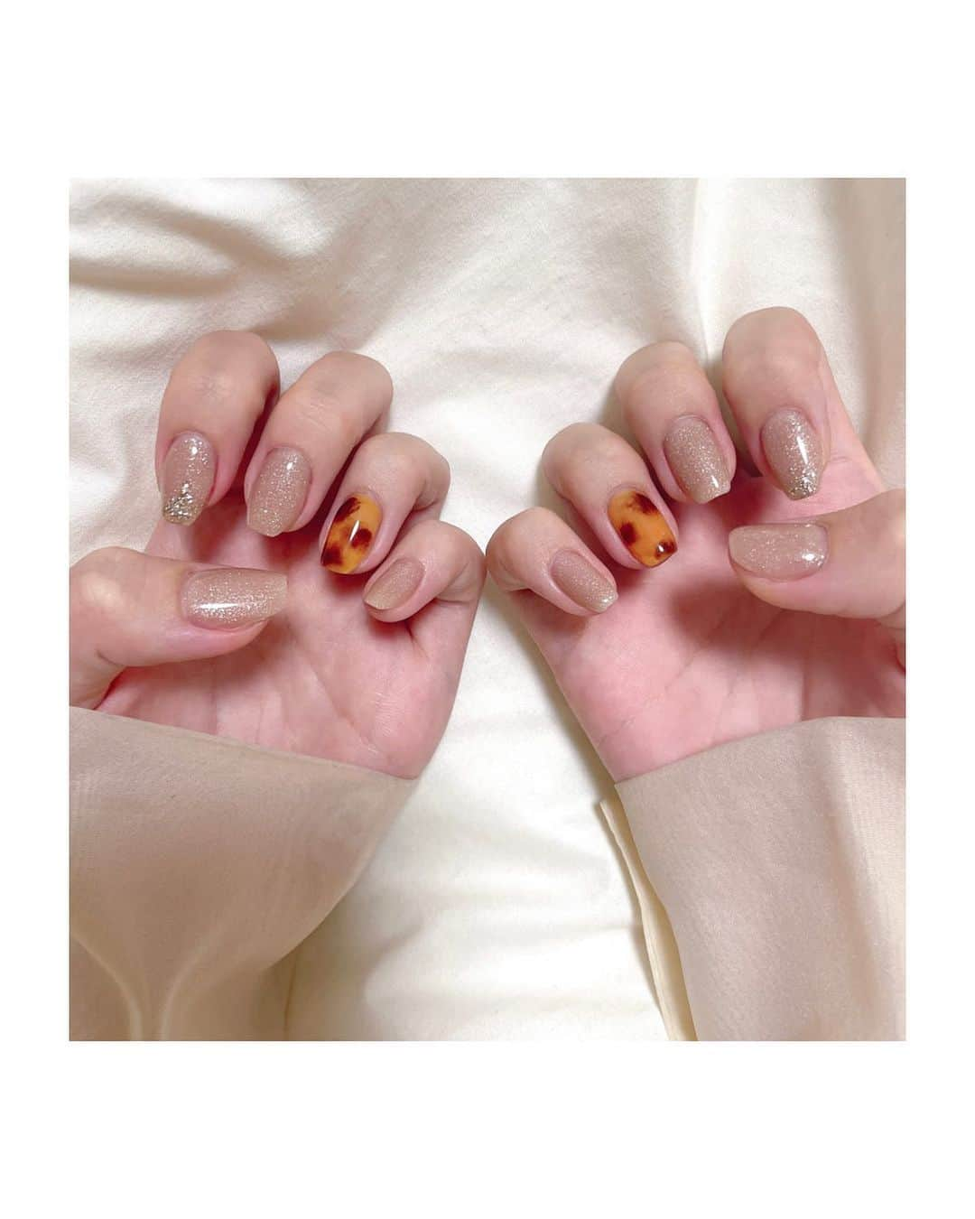 川瀬あやめ（ukka）のインスタグラム：「・ new nail 🍂  #ジェルネイル #秋ネイル #べっこうネイル #川瀬あやめ #ukka」