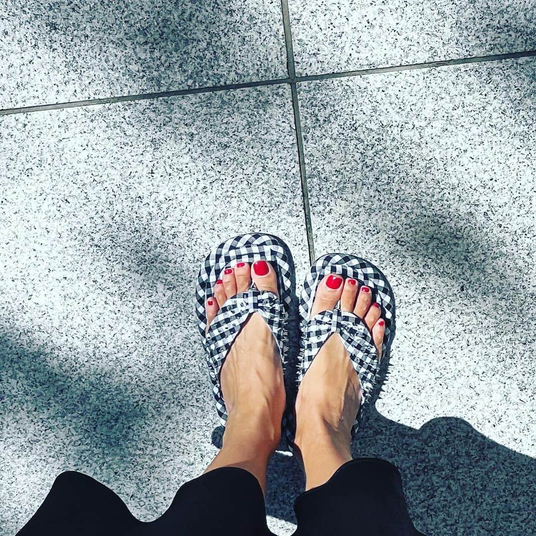 のインスタグラム：「急げ急げ💨 夏が終わってしまう💦  @hikitasara の真似っこしてSALEで¥1990で購入したZARAのトゲトゲ🦔サンダルでランチを買いに。」