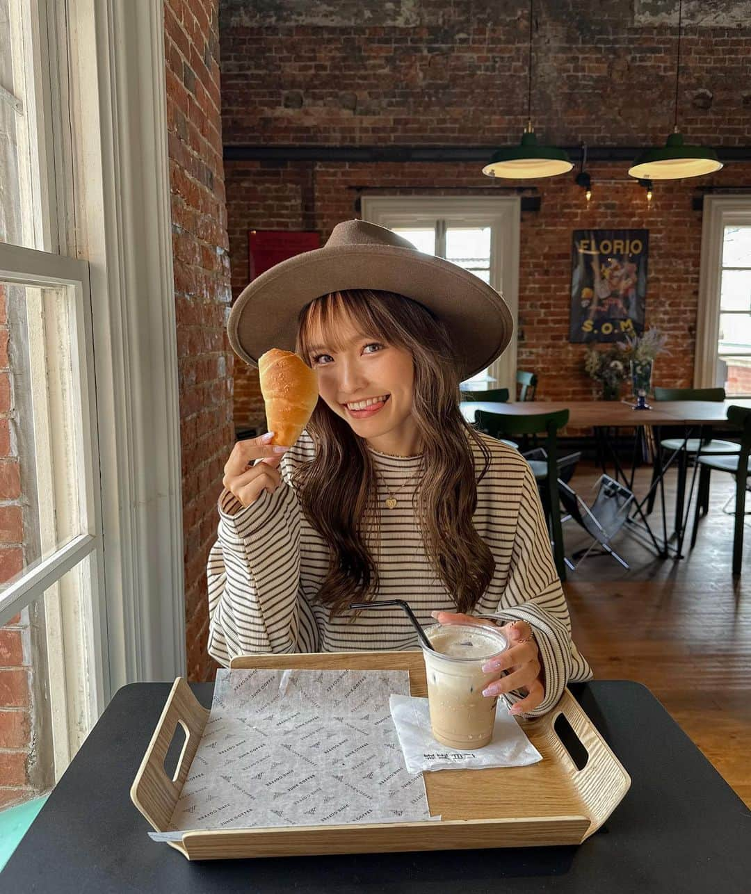 baby.maiのインスタグラム：「. . 行ってみたかったパン屋さん🥐 @junecoffee_osaka  塩パンあったら基本選んじゃう🫣 次行った時はもっと食べたいなぁ❤️‍🔥 お腹すかして行かないとっ😙🫰🏽  着てるボーダーロンTは @uricca_official の🤎 カラバリ豊富でめちゃめちゃ悩んでブラウンに🫶🏽 やっぱり可愛かった🤤💞  #junecoffee #堺カフェ #堺ランチ #堺市グルメ #大阪カフェ #大阪パン屋 #パン屋 #uricca #uriccaコーデ #ウリッカ #PR」