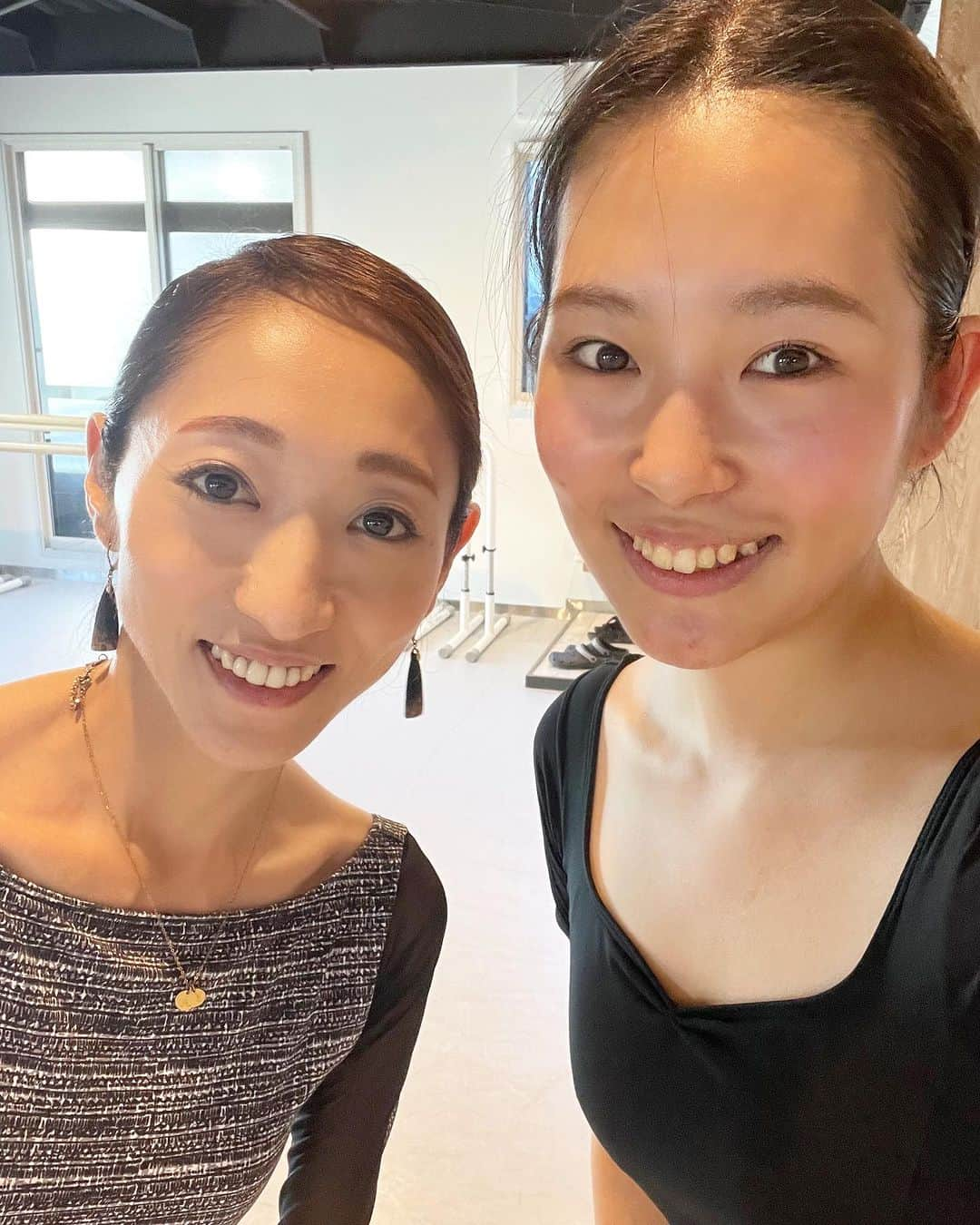 城咲あいさんのインスタグラム写真 - (城咲あいInstagram)「⁡ 可愛い可愛い元生徒達が、またまたスタジオに来てくれました😌❤️ ⁡ ⁡ 夏休みで留学中の海外から一時帰国。 忙しい中で、また旅立つ前日に突然やってきてくれました🥲✨✨ ⁡ ⁡ 彼女も、宝塚受験の時、私の教えているワークショップなどを探してあっちこっちレッスンに来てくれた頑張り屋さんでした😌 ⁡ ⁡ 受験後も、色々迷ったり悩んだりすることもあったようですが、今は自分の選んだ国、選んだ学校に進んで、とても充実した日々を過ごしていると話してくれました✨ 　 ⁡ 次にレッスンに来る時には、もう少し軽々と動けるようにしておきます。と言っていたので🤭 次回会えるのを楽しみにしたいと思っています😊 ⁡ ⁡ 体に気をつけて、頑張ってね〜💪✨ ⁡  #プティパフォーミングアーツ #petitperformingarts #ballet#dance #jazz#jazzdance#hiphop#綱島 #日吉#日吉駅#新綱島#綱島バレエ#日吉バレエ#日吉ダンス#港北区箕輪町#川崎ダンス#川崎バレエ#日吉ママ#元住吉バレエ#元住吉ダンス#横浜市 #横浜市子育て#港北区子育て #子育てママ #女の子ママ #伊坂文月#城咲あい #宝塚og#kバレエ認定校」9月5日 19時22分 - ai.shirosaki