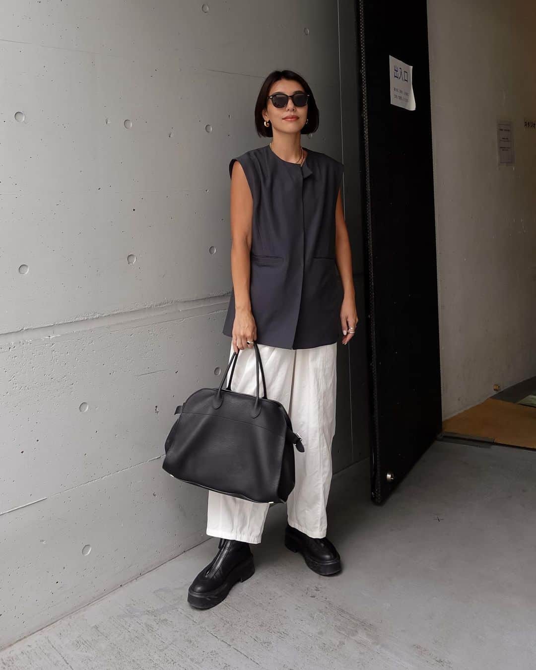 MOYAのインスタグラム：「先日のコーデと最新髪型👩🏻 足元ブーツ始めました👢 今年も @therow ブーツお世話になります🙏  髪はまた切ってもらって顎上に🐒 この自然な前髪が自分ではなかなかできない🫠 今回も素敵にありがとうございます♡ @maho_leverage   #cavezarosso #カベサロッソ #therow #ザロウ #newhair #ボブヘア」