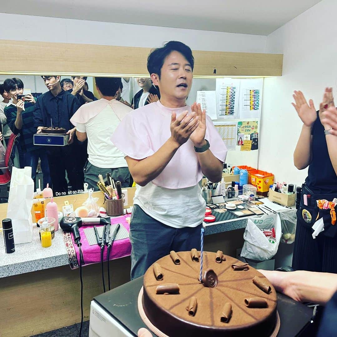 イム・ホさんのインスタグラム写真 - (イム・ホInstagram)「#다시동물원 #동덕여대공연예술센터코튼홀 #최승열 #송유택 #한상혁 #임호 #강두 #임강성 #장민수 #김이담 #김바다 #성유빈 #오성민 #최신권 #정인지 #심수영 #김성현 #김성수  임호창기 막공 분장실 풍경  케잌이라니 너무 고맙.. 근데, 머리핀.. 어쩔.. 그래두 고맙쟈나~ ㅋ」9月5日 19時15分 - limho_official