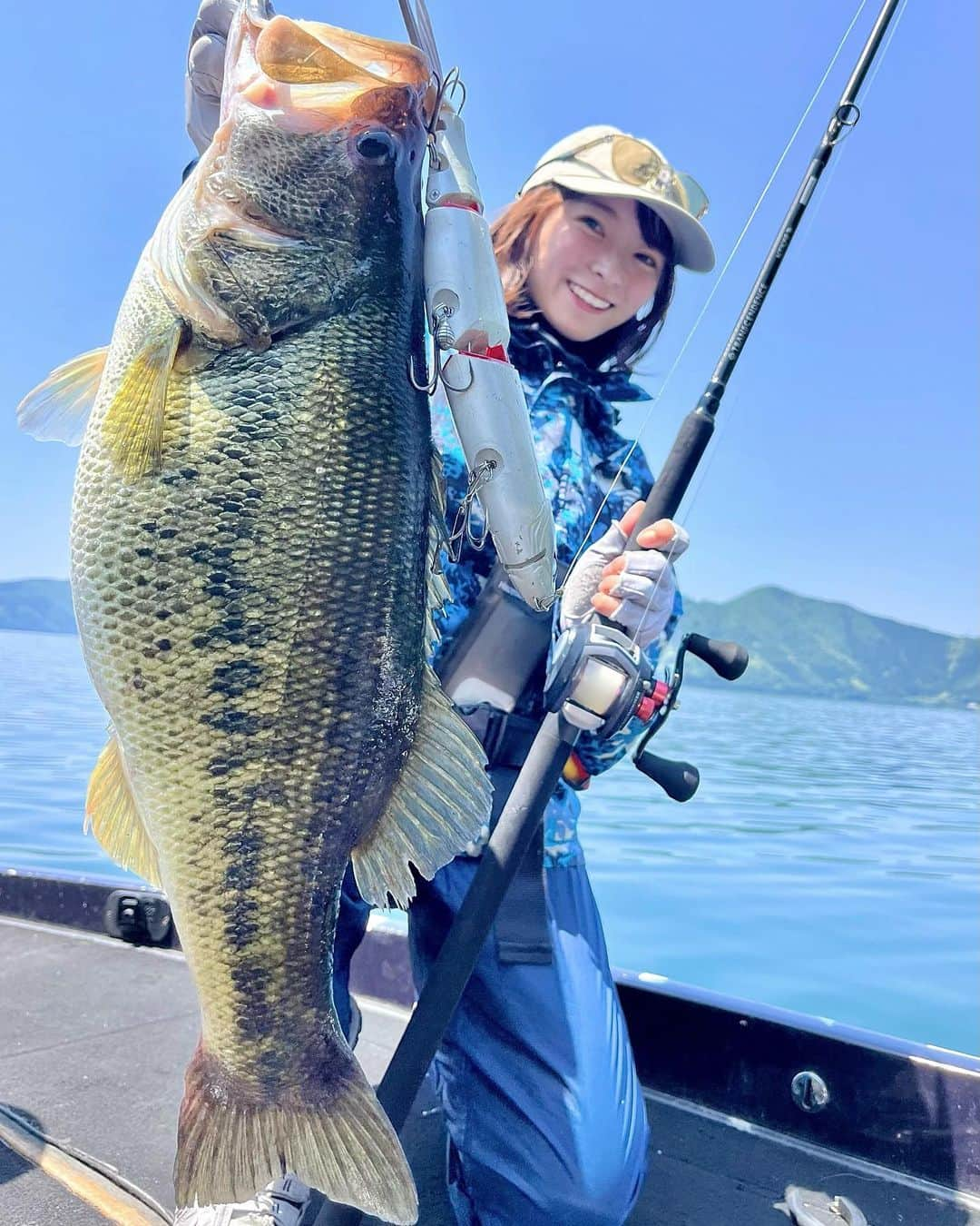 高本采実のインスタグラム：「🎣 【琵琶湖バス同船実釣会】 トランスセンデンスガイドサービスとのコラボイベント！ 好評につき今年も日程限定で開催させていただきました‼️  デカバスが狙える５月、湖上で超絶賑やかな時間を過ごしました✨ ちょうど同時期にハックル10S'フォトコンテストin琵琶湖2023 @huckle_10s も開催中だったので お題のルアーでバス釣りも楽しみ、みんなでエントリーしました🎣🔥  そしたらまさかの私、タカモト当選しました！ ありがとうございます😂✨  それだけじゃなく！！！ 念願のビックベイト、ゴーストで自己記録更新🔥🔥🔥 「56cm、3340g」のデカバスちゃんでした！ まだまだロクマルへの道は長いですが頑張るぞっ！！！  嬉し楽しおもしろしな２日間、ありがとうございました🤩✨  自己記録更新タックル rod：KTX (GTプロトベイト) @transcendence_japan  reel：ビッグシューター @abugarcia_japan  handle：Gハンドル line：40lbフロロ snap：ファストスナップ @bkk_japan  lure：クラッシュゴースト @drtheadz  hook：SPEAR3/0 @bkk_japan   ⛴️ @bikkurimantkd   . . . .  #琵琶湖 #ブラックバス #バス釣り #バスボート #blackbass #bassfishing #トランスセンデンス #琵琶湖バス #ミックバスクラブ #デカバス #transcendence #大物ハンター #アングラー #fishinggirl #钓鱼 #高本采実 #あやみん #ayamistagram」