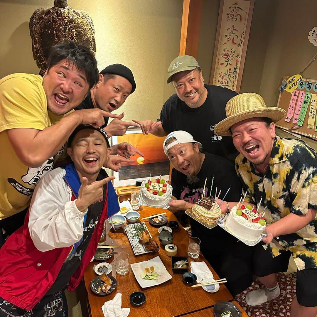 シーサーさんのインスタグラム写真 - (シーサーInstagram)「． ． ワンチャンフェス前夜祭  ワタクシの誕生日当日 おじさん率120%の誕生日会 開催してもらいました🎉 テッテレ〜！  with 8/17誕生日のサッシ㊗️🫰 テッテレ〜  お互い40歳と3つ ナイススタートでございます◎  チームモンパチいつもありがとう🙏 タノシイコトまだまだ探していけたらウレシミです◎ みんな様今歳もどうぞよろしくぺこり。 ピス！」9月5日 19時15分 - __seasir__