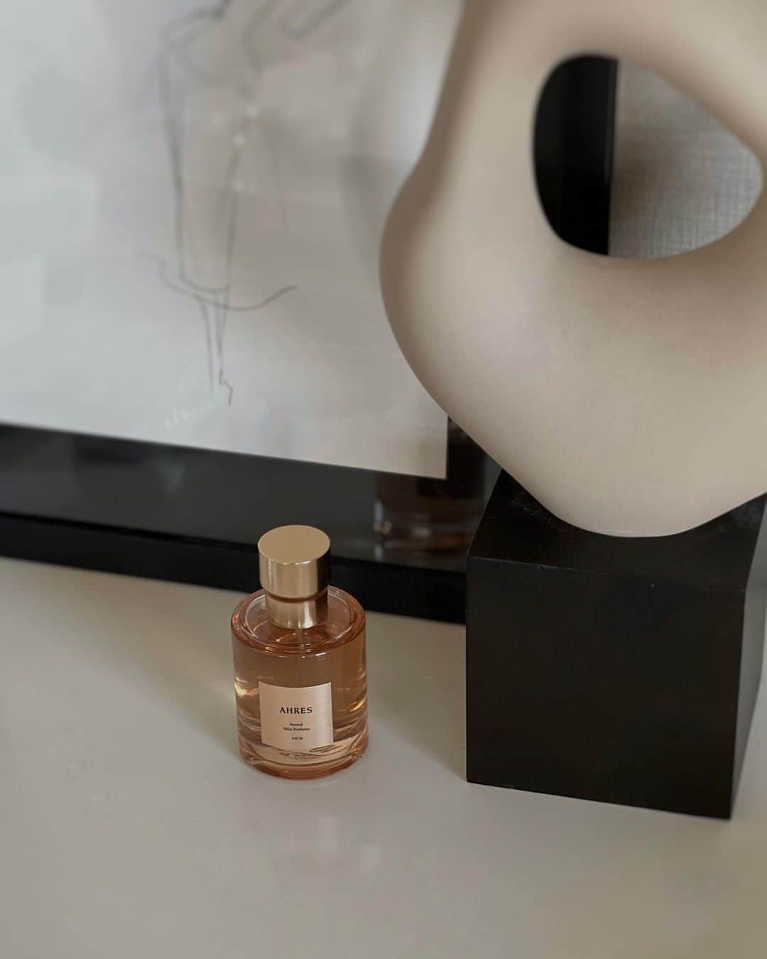 石黒美帆のインスタグラム：「⁡ 夏の終わりを感じさせるこの時期にぴったりな ちょっと切なくて甘い香り。。🤍 ⁡ ⁡ #87B EN-LAI #AHRES#soundskinperfume#香水#フレグランス#アーレス」
