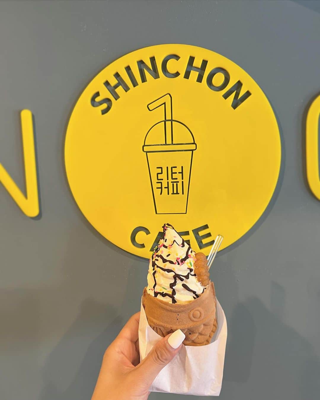 横町ももこさんのインスタグラム写真 - (横町ももこInstagram)「💖  4年以上ぶり！？の新大久保🇰🇷💥 娘は新大久保デビュー👶🌸  日本初上陸の1リットルアイスコーヒーと 韓国で人気の屋台おやつが楽しめる SHINCHON CAFE ( @shinchon_cafe )に行ってきたよ〜🥤❤️  韓国ではもはや当たり前の1リットルサイズのドリンク🥤 暑い日にグビグビ飲めて最高☀️  今韓国で大人気のヤッカバターバーは甘くてしっとり食感でコーヒーとの相性ばっちりでした🥮✨  そして念願の100円パンも🥹💰 のびーるチーズがインパクト大だけど見た目だけじゃなく、 クセになるおいしさでまた食べたい😋  韓国版たい焼きのブンオパンにソフトクリームが入ったアイスブンオパンも食べ歩きに最高〜🍦💕  食べすぎ😆？笑 とにかく全部が最高で 韓国の屋台食べ歩きを思い出して また韓国行きたくなっちゃった🥰🫶  #shinchon_cafe #PR  #신촌카페  #新大久保グルメ  #新大久保カフェ  #新大久保食べ歩き  #韓国グルメ #韓国スイーツ #韓国屋台 #韓国屋台グルメ  #子連れお出かけ  #子連れカフェ  #子連れお出かけ  #新米ママ #子育てママ #女の子ママ #令和5年ベビー #7ヶ月ベビー #女の子ベビー #ブロガー #インフルエンサー #フリーランスモデル  #横町ももこ」9月5日 19時16分 - momochadayo
