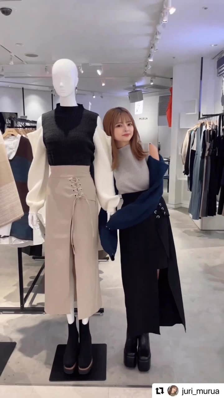 MURUAのインスタグラム：「#Repost @juri_murua with @use.repost ・・・ .  珍しくやってみた🎥❤️  マネキンちゃんと双子コーデです.  このトップス可愛い〜！  #murua #murua_snap #ootd #ootdfashion #coordinate #fashion #murua2023aw」