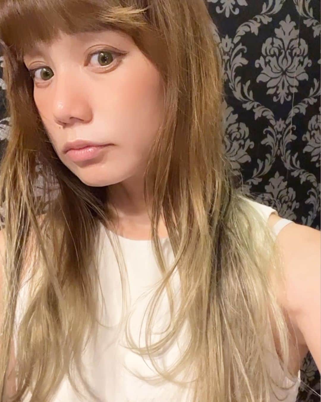 原田麻子のインスタグラム：「8月のかき氷杯数は142杯でした。  今月もたくさんかき氷を作らせていただき、 また かき氷を作っていただいて幸せです。  足湯に池ぽちゃしたしゃると、 1年前のむちっとおしゃるを添えて。」