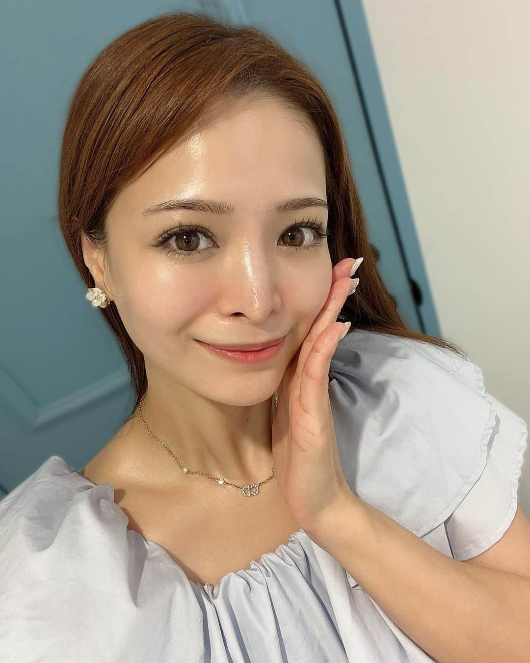 春菜めぐみさんのインスタグラム写真 - (春菜めぐみInstagram)「． RE SALON @resalon.co.jp で 無針水光注射を受けてきたよ😙💭 1枚目は施術後のすっぴん肌なんだけど、 びっくりするほど艶々に...🥺✨ ． ． 無針だからダウンタイムも痛みも全くなくて 96%の高濃度ヒト幹細胞培養液BMSを 高圧エアジェットとナノ化技術で深部皮膚層まで 浸透させてくれるの👏🏻🌟 そのあとEMS・RF・ハイパーパルスで引き上げて お肌を温めさらに美容成分を肌の深部まで 届けてくれるからトーンアップして たるみ改善やハリの即効性を感じれるよ🥰 私は今回が初めてだったから70分スペシャルコース➕炭酸パックを体験してきたけど、20分のエクスプレスコースもあるから時間のない方にもおすすめです⏰💕 ． ． この美肌を維持するために、エクソソームが通常の10倍のヒト幹細胞培養液を50%配合されている"BMS50"も ゲットして絶賛愛用中🌹❤️ ． 洗顔後、1番はじめに美容導入液として使うと その後の基礎化粧品がぐんぐんお肌に浸透してくれるよ☺️✨ お肌の調子が絶好調になって、ふっくら艶々だから ファンデを使わなくても外出出来るようになりました🥹🥹💓 良いものを使うとお肌ってどんどん変わるから これからも変化が楽しみ〜🫶🏻✨ ． ． RE SALONの美容関連商品は店舗でもネットでも 購入可能なので、美髪&美肌になりたい方は チェックしてみてね☺️🌷 ． ． #RESALON #RESALON表参道 #美肌 #ツヤ肌 #無針水光注射 #BMS50 #ヒト幹細胞培養液 #美容液 #beauty」9月5日 19時18分 - me_haruna.02