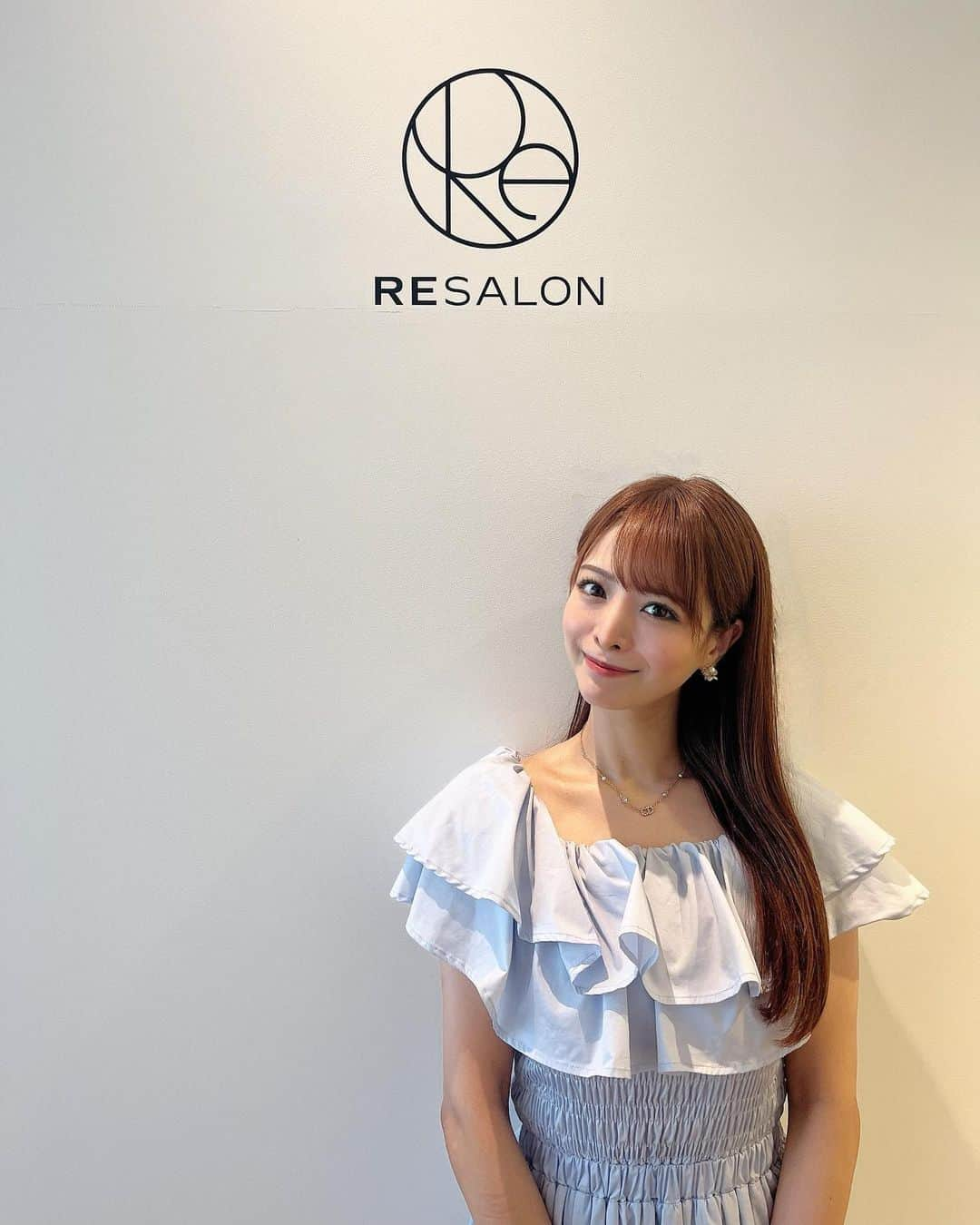 春菜めぐみさんのインスタグラム写真 - (春菜めぐみInstagram)「． RE SALON @resalon.co.jp で 無針水光注射を受けてきたよ😙💭 1枚目は施術後のすっぴん肌なんだけど、 びっくりするほど艶々に...🥺✨ ． ． 無針だからダウンタイムも痛みも全くなくて 96%の高濃度ヒト幹細胞培養液BMSを 高圧エアジェットとナノ化技術で深部皮膚層まで 浸透させてくれるの👏🏻🌟 そのあとEMS・RF・ハイパーパルスで引き上げて お肌を温めさらに美容成分を肌の深部まで 届けてくれるからトーンアップして たるみ改善やハリの即効性を感じれるよ🥰 私は今回が初めてだったから70分スペシャルコース➕炭酸パックを体験してきたけど、20分のエクスプレスコースもあるから時間のない方にもおすすめです⏰💕 ． ． この美肌を維持するために、エクソソームが通常の10倍のヒト幹細胞培養液を50%配合されている"BMS50"も ゲットして絶賛愛用中🌹❤️ ． 洗顔後、1番はじめに美容導入液として使うと その後の基礎化粧品がぐんぐんお肌に浸透してくれるよ☺️✨ お肌の調子が絶好調になって、ふっくら艶々だから ファンデを使わなくても外出出来るようになりました🥹🥹💓 良いものを使うとお肌ってどんどん変わるから これからも変化が楽しみ〜🫶🏻✨ ． ． RE SALONの美容関連商品は店舗でもネットでも 購入可能なので、美髪&美肌になりたい方は チェックしてみてね☺️🌷 ． ． #RESALON #RESALON表参道 #美肌 #ツヤ肌 #無針水光注射 #BMS50 #ヒト幹細胞培養液 #美容液 #beauty」9月5日 19時18分 - me_haruna.02