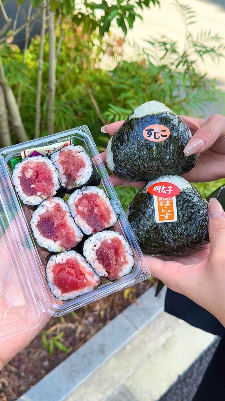 のインスタグラム：「🍙築地で1番人気の贅沢まぐろ太巻き🍙 ㅤㅤㅤㅤㅤㅤㅤㅤㅤㅤㅤㅤㅤ 築地にあるおにぎり屋丸豊さんの 「まぐろ太巻き」580円  築地市場駅から徒歩3分ほどのところにあるおにぎり屋丸豊さんは、朝早くから営業しているおにぎり屋さん！ ㅤㅤㅤㅤㅤㅤㅤㅤㅤㅤㅤㅤㅤ 今回は名物のマグロ太巻きを購入🍣 ㅤㅤㅤㅤㅤㅤㅤㅤㅤㅤㅤㅤㅤ これはマグロがメインの贅沢すぎる鉄火巻きで大きなマグロの塊が中に入っているから周りのご飯の量はほんの少し！ ㅤㅤㅤㅤㅤㅤㅤㅤㅤㅤㅤㅤㅤ 中に入っているマグロ自体もほどよく脂がのっていてトロけるような口あたり、わさびと醤油をつけて食べたらほんとにめちゃくちゃおいしかった！！ ㅤㅤㅤㅤㅤㅤㅤㅤㅤㅤㅤㅤㅤ おにぎりの種類はめちゃくちゃ豊富でいくつか買って食べてみたけど具材たっぷりなすじこと明太鮭はらすが特においしいかったから迷ったらこれにするといいかも🤤🤤 ㅤㅤㅤㅤㅤㅤㅤㅤㅤㅤㅤㅤㅤ ちなみに太巻きはお店の裏で作り続けていたから売り切れていても時間帯を変えればタイミング次第で買えると思う！ ㅤㅤㅤㅤㅤㅤㅤㅤㅤㅤㅤㅤㅤ 築地にはいいお店いっぱいあるけどここのマグロ太巻きはその中でも特においしいからぜひぜひ食べてみてほしい🐟 ㅤㅤㅤㅤㅤㅤㅤㅤㅤㅤㅤㅤㅤ おすすめ！！ ㅤㅤㅤㅤㅤㅤㅤㅤㅤㅤㅤㅤㅤ ㅤㅤㅤㅤㅤㅤㅤㅤㅤㅤㅤㅤㅤ—————————————— 📍東京都中央区築地4丁目9-9 ⏰6:00〜13:00 🛌水･日定休日 🚃築地市場駅から徒歩3分 —————————————— #東京グルメ #東京ランチ #築地グルメ #築地ランチ #築地市場 #築地食べ歩き #おにぎり屋丸豊 #まぐろ #寿司 #tokyo #japan   #東京観光 #東京旅行 #東京 #築地 #銀座グルメ #カフェ巡り #カフェ好きな人と繋がりたい #ごはん記録 #japantravel #japantrip #instafood #japanesefood」