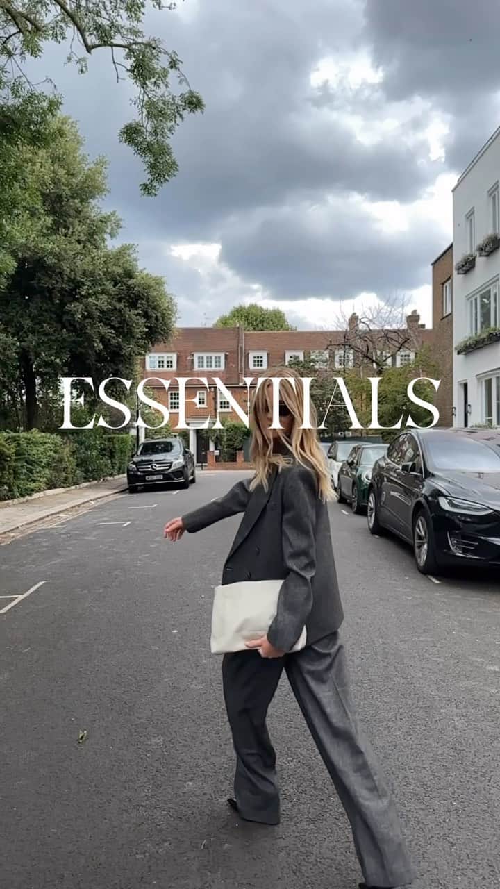 Alessia Marcuzziのインスタグラム：「La mia nuova collezione ESSENTIALS by @marksandangels e’ online adesso!」