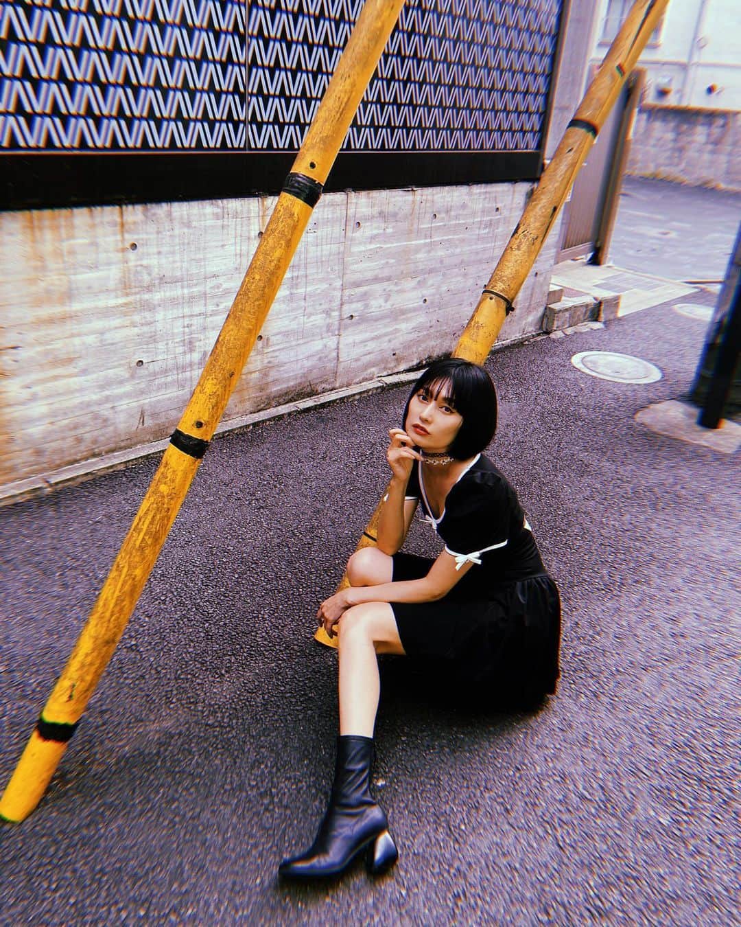 佐藤乃莉のインスタグラム：「🐈‍⬛🐾  お散歩💘  🐾🐾🐾🐈‍⬛🐾🐾🐾  #black #outfit#黒ワンピ」