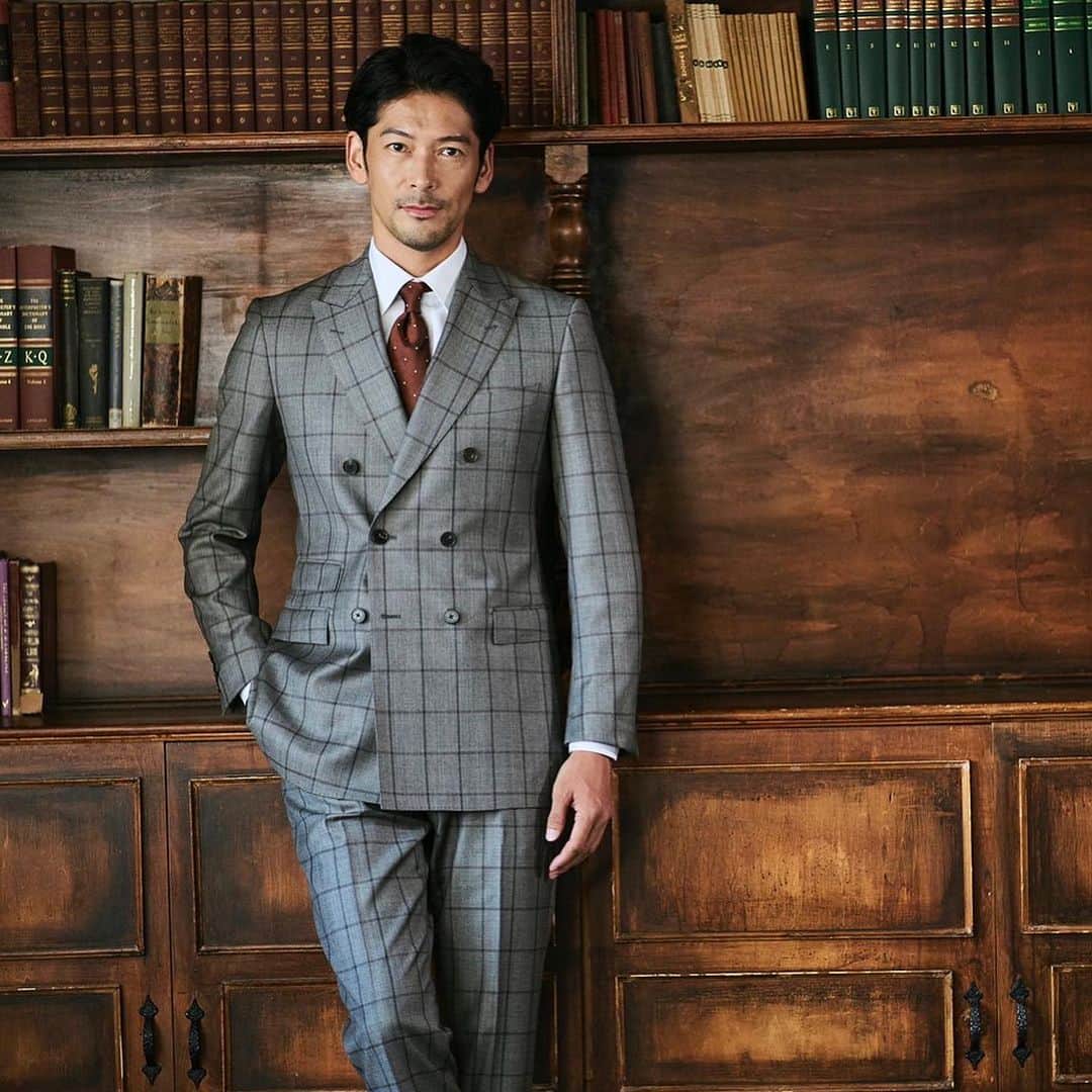 久保田裕之のインスタグラム：「春から企画していた 『ブラックレーベル・クレストブリッジ』 @blacklabelcb  のパターンオーダースーツが出来上がり、こちらを『久保田モデルパターンスーツ』として発売させて頂くことになりました😄 色々な箇所にこだわりポイントが詰まっています😄 スーツはモデル人生の中で沢山着てきてますが、やはりオーダーとなると既製品には感じられないフィット感が素晴らしいです✨  「シングルのスリープピーススーツ」と「ダブルのスーツ」の2つをオーダーできます😄 是非、名古屋にも来て下さい🙋🏻‍♂️ 〜〜〜〜〜〜〜〜〜〜〜〜〜〜〜〜〜〜 【久保⽥裕之⽒ 来店イベント】 9⽉10⽇（⽇）13:00〜17:00 ブラックレーベル・クレストブリッジ ジェイアール名古屋タカシマヤ店 9⽉10⽇（⽇）に久保⽥裕之⽒がファッションアドバイザーとしてジェイアール名古屋タカシマヤ店に来店いたします。当⽇、ブラックレーベル・クレストブリッジのスーツをパターンオーダーにてご購⼊いただいたお客様には、仕上がり時にブラックレーベル・クレストブリッジオリジナルガーメントケースにてお渡しいたします。  また、当⽇ご購⼊いただいた⽅、もしくはブラックレーベル・クレストブリッジのインスタグラムアカウントをフォローし、以下のタグ付け投稿をしてくださった⽅には、『久保⽥裕之⽒直筆のイラストカード』をプレゼントいたします🙋🏻‍♂️🙋🏻‍♂️🙋🏻‍♂️🙋🏻‍♂️ @blacklabelcb #久保⽥裕之スーツ  9月9日（土）20：30より久保⽥裕之⽒によるインスタライブを⾏います。ライブは、以下の2アカウントによる同時配信となりますのでどちらからでも視聴可能です。 〜〜〜〜〜〜〜〜〜〜〜〜〜〜〜〜〜〜  #suits#スーツ#スーツは相棒#ウィンドウペン柄 #ordersuit#suit#撮影#久保⽥裕之スーツ #おじさん達のTikTok #model #モデル#オーダースーツ」