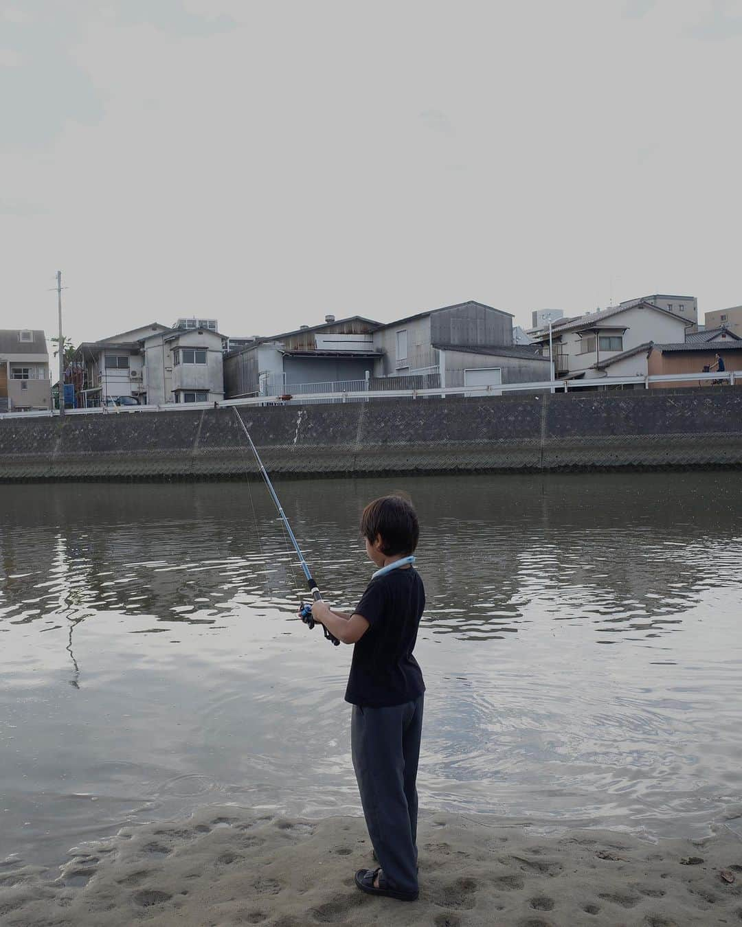 Icumi Oohamaさんのインスタグラム写真 - (Icumi OohamaInstagram)「Fukuoka🌿  夏休みに帰省しました☺︎ 住む場所が遠くなると、あと何回会えるのだろうとか考えてしまう。。 だから最低でも年に2回はなにがあっても帰りたいものです♡  何があっても味方でいてくれる家族。 私もKATEにとってそうでありたいな✨ 写真は父が撮ってくれました♡  dress @oaf.official 着心地よくて、ちゃんとして見えるのでワンピ着るときはこればかりに手が伸びがちです♡」9月5日 19時31分 - icumi___