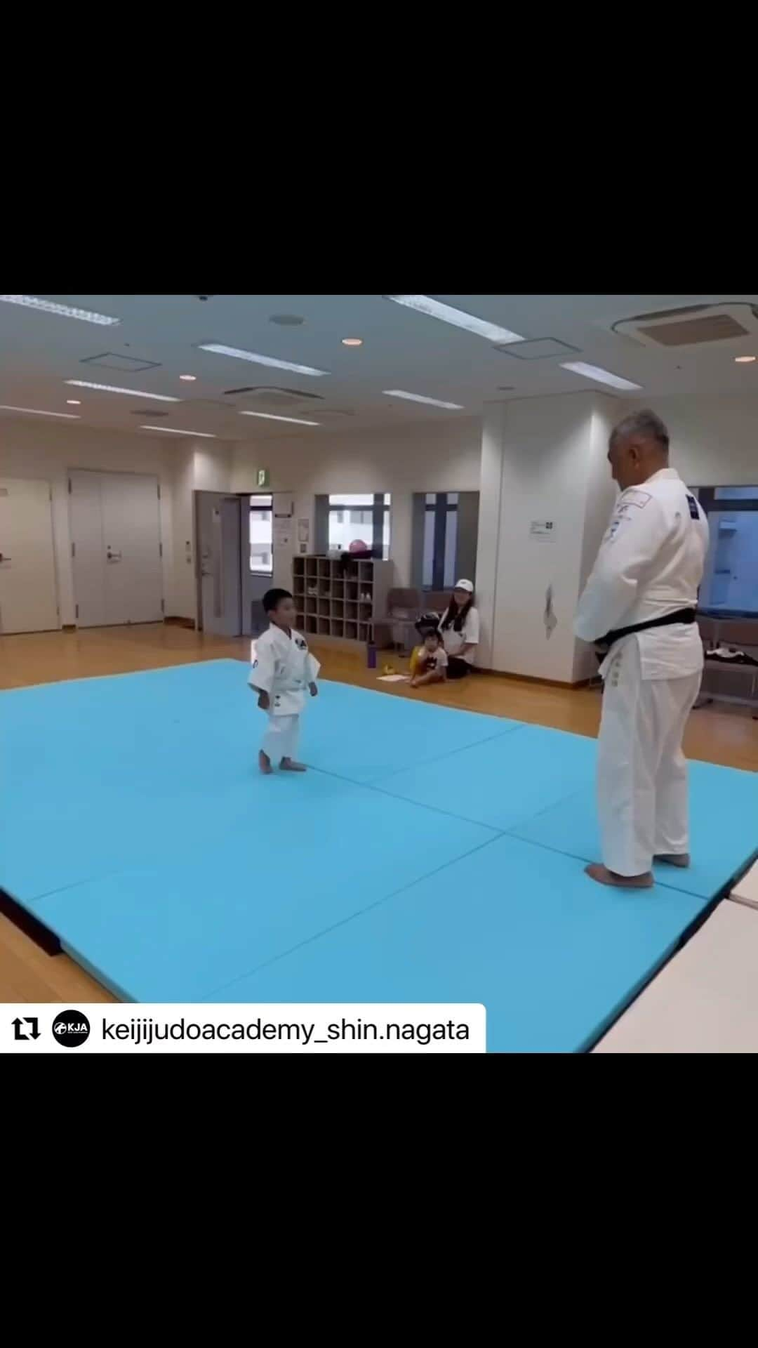 鈴木桂治のインスタグラム：「keijijudoacademy 新長田 受け身も技も全て上達。感動。笑顔で大きな声で楽しく柔道。 最高です。今日もありがとう😊 #KJA新長田　#keijijudoacademy #judo #新長田　#くにづかカルチャーラボ」