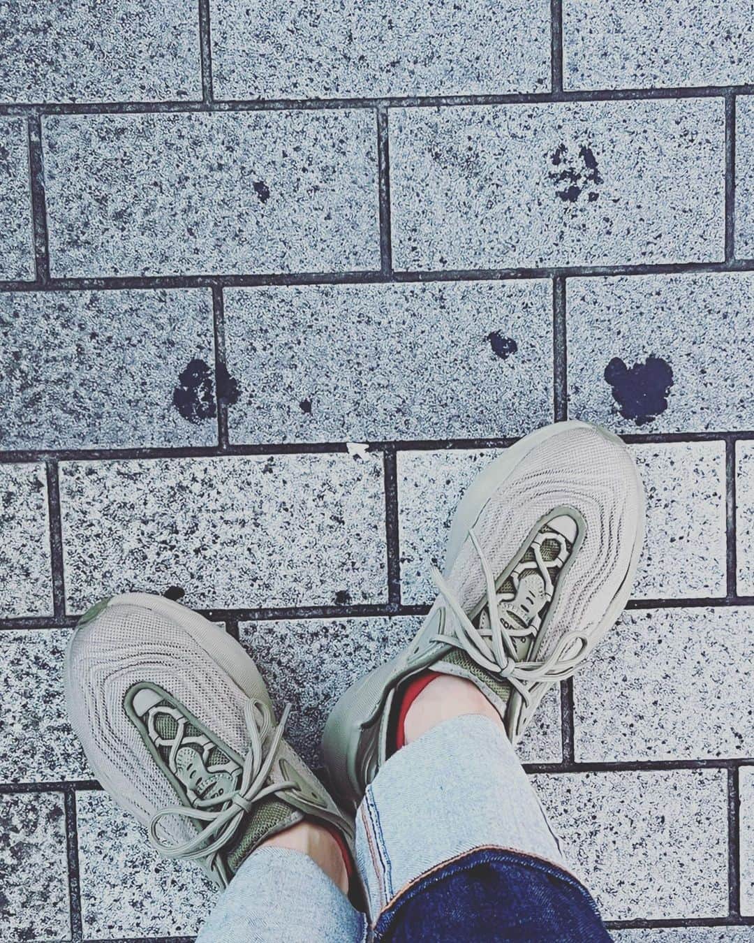 奥井亜紀さんのインスタグラム写真 - (奥井亜紀Instagram)「十字架も 矢印も 好きなものが 落ちていた 影もゴミも みんな必要♡ #お散歩は三歩でも良し」9月5日 19時24分 - akiokui