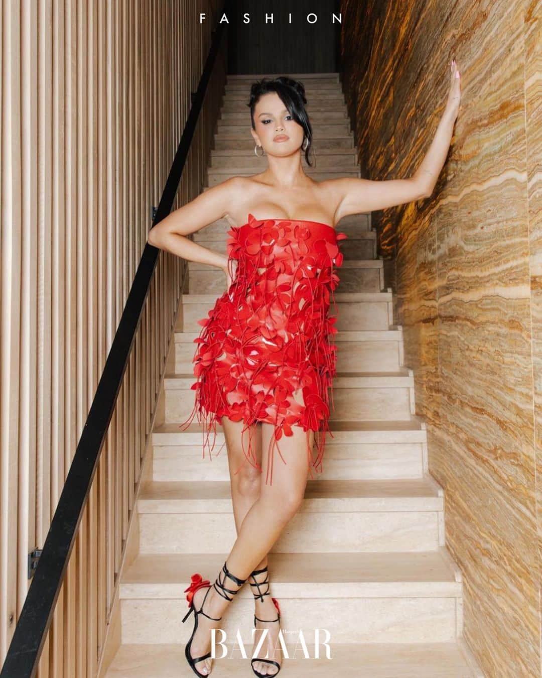 Harper's BAZAAR Japanさんのインスタグラム写真 - (Harper's BAZAAR JapanInstagram)「真っ赤なドレスに身を包んだヘイリー・ビーバーをキャッチ❤️  着るだけで一躍主役になれる”赤”がストリートからパーティシーンまで、幅広く人気を集めている。真っ赤なドレスに身に纏ったセレブたちのコーデを参考に、今季は果敢に赤を着こなして✨  誰の着こなしがお気に入りかコメント欄で教えて📝  PHOTOS : @haileybieber @emrata @leoniehanne @selenagomez  @dualipa @oliviapalermo Getty Images  #hailybaldwin #hailybieber #emilyratajkowski #selenagomez #ヘイリービーバー #エミリーラタコウスキー #セレーナゴメス #海外セレブ #海外ファッション #styleinspiration #celebstyle #reddress #赤」9月5日 19時25分 - harpersbazaarjapan