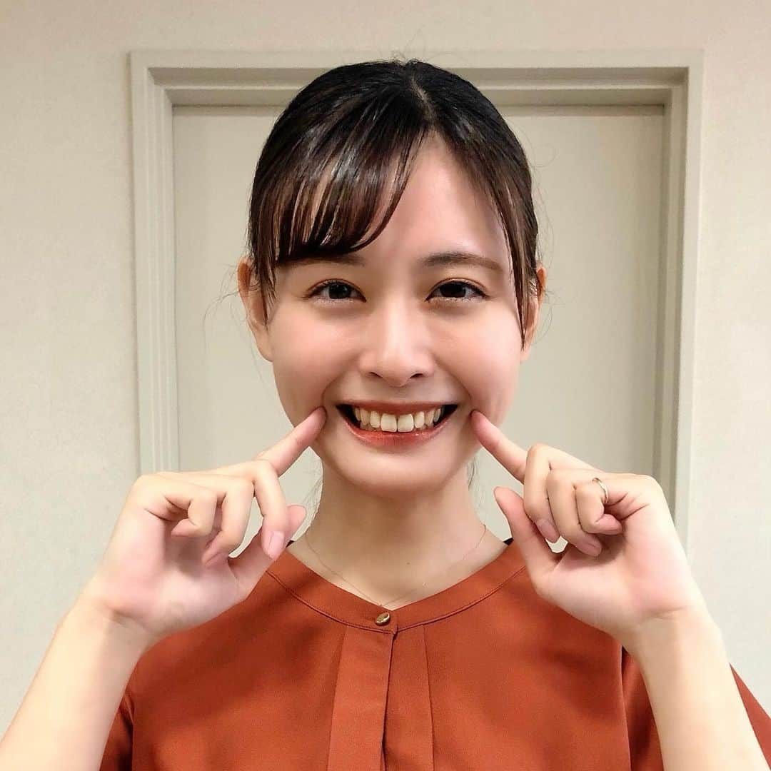 望木聡子のインスタグラム：「秋🍁🍎🍠🌰🍄  きのうの #アップ で 「レンガみたいな色の口紅に変えました」 とお伝えしましたが 「テラコッタカラーのリップ」 に訂正いたします。。。  #おしゃれは用語から #秋 #秋色 #秋色リップ #リップ #テラコッタ #テラコッタメイク #秋メイク #秋色コーデ #アナウンサー衣装 #メーテレ #アナウンサー #メーロメロアンバサダー #望木聡子」