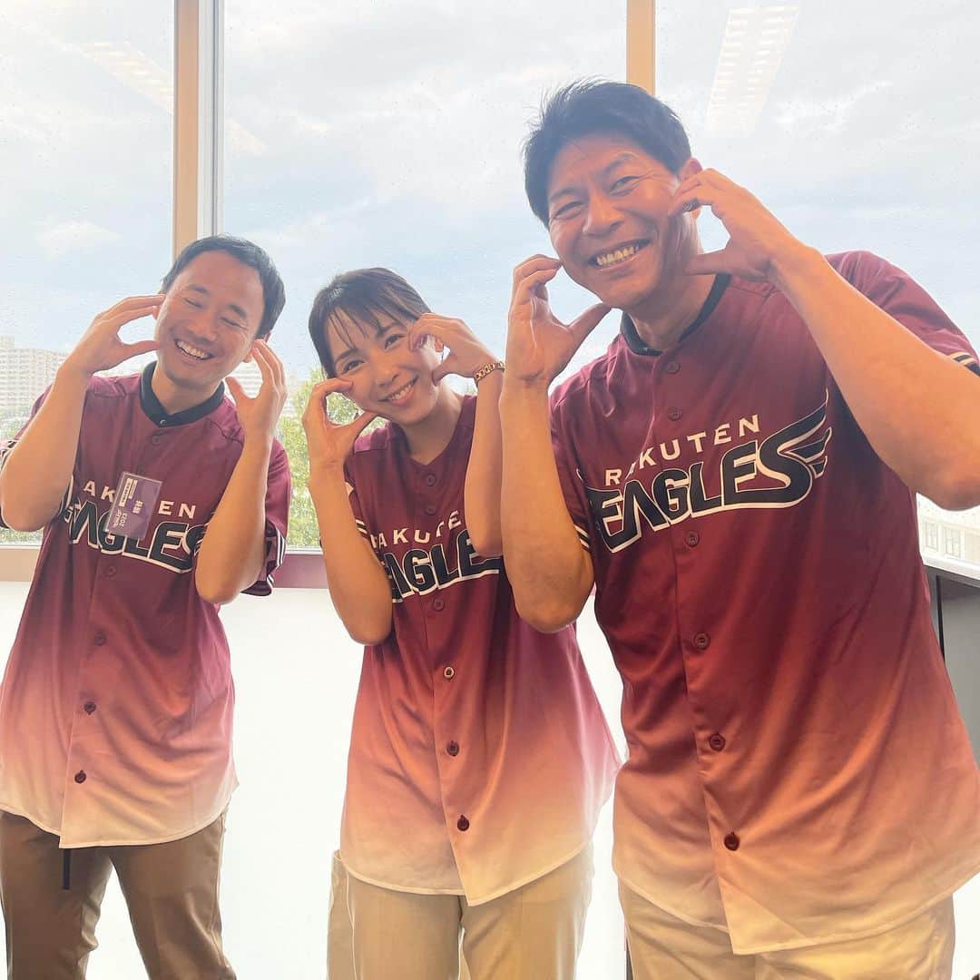 若林翔子のインスタグラム：「. .  今シーズンラストのメンバー！ みんな気合十分でしたがまさかの！！ 試合前の土砂降り。。。  巷で雨男？と怪しまれている川崎さんと、 5枚中2枚目瞑っちゃう実況熊谷さんと、 とりあえず可愛いポーズで記念撮影❤️  また来シーズン、 お会いしましょーーー🥹‼️  #楽天イーグルス　#日本ハムファイターズ  #プロ野球　#プロ野球選手　#ファンズユニフォーム　#解説　#川崎憲次郎さん　@kenjirohkawasaki #実況　#熊谷龍一さん　#中継リポーター　#試合中止」