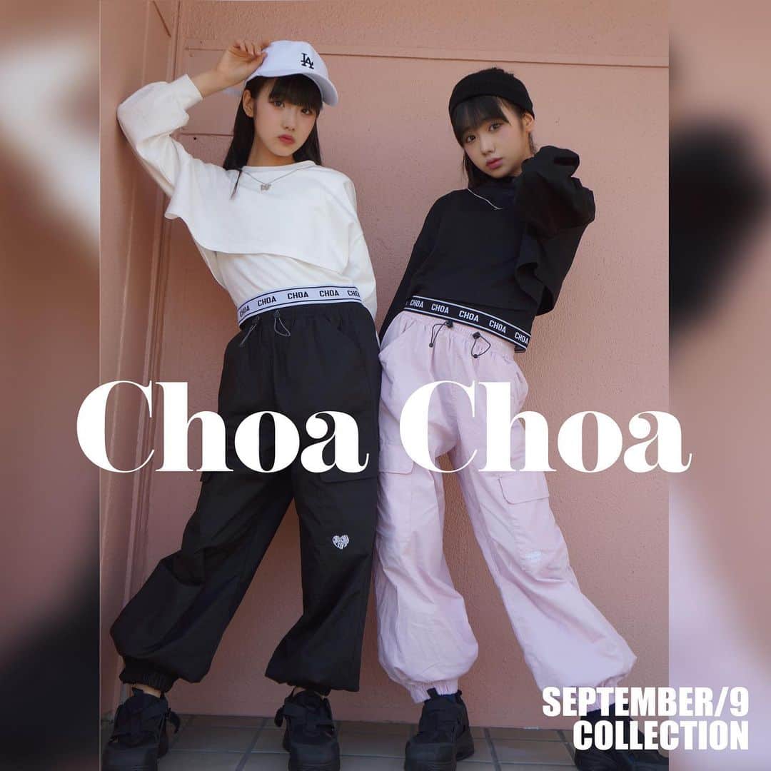 のインスタグラム：「あいみおが着るChoaChoa新作アイテム🖤 今回は人気の韓国ストリートスタイル✨ かわいいアイテムがたくさん💖   【しまむら店舗で9月6日（水）とオンラインストア で発売予定】なのでぜひチェックしてね💖   #ChoaChoa#チョアチョア　で投稿すると掲載されるかも♡   品名:ネックレス付きレイヤードプルオーバー 品番:723-1701（中白）/　723-1708(中黒）　 価格:本体1,490円　(税込1,639円) サイズ展開　140㎝/150㎝/160㎝   品名:ハート刺しゅうカーゴパンツ 品番:732-1025（中黒）/ 732-1032(中桃） 価格:本体1,790円　(税込1,969円) サイズ展開　140㎝/150㎝   品名:トラックジャケット 品番:736-0256（中黒）　 価格:本体1,490円　(税込1,639円) サイズ展開　140㎝/150㎝/160㎝   品名:メッシュニット＋プルオーバー 品番:723-1693（中黒） 価格:本体1,790円　(税込1,969円) サイズ展開　140㎝/150㎝/160㎝   〇品番の記載がないアイテムは参考商品になります。   #ChoaChoa#チョアチョア#しまむら#しまパト#しまむらパトロール#しまスタ#しまむら購入品#小学生コーデ#中学生コーデ#JSコーデ#JCコーデ#JCブランド#韓国コーデ#韓国ファッション#韓国トレンド#放課後コーデ#ストリートコーデ#韓国ストリート#ストリート女子#カーゴパンツ#メッシュトップス#トラックジャケット」