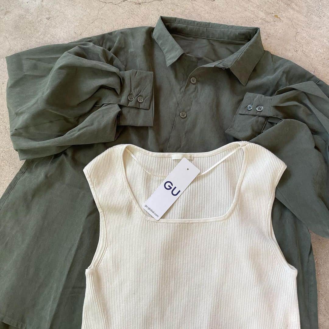イタフラ（ナチュラル服のイタフラ）さんのインスタグラム写真 - (イタフラ（ナチュラル服のイタフラ）Instagram)「、 @italietofrance_official ☜サブ垢。 （モデル募集中）  ジーユー神アイテムと ボリューム袖も可愛いシャツを 合わせてみました🍂  グリーンの色合いも秋らしくて魅力的です。 残り8着で完売終了になる激レアアイテムです🔖 よろしくお願いします💨  @italietofrance  ✔︎サマーセール開催中  グリーンのボリューム袖シャツ☞イタフラ デニムパンツ☞イタフラ プリーツパンツ☞しまむら バッグと靴☞ジーユー  #GU#gu購入品 #GUコーデ#gu_for_all #ジーユー#ジーユーコーデ #ジーユー購入品 #ジーユーマニア #ジユジョ #ユニクロ#UNIQLO#しまパト #しまむら#しまむら購入品 #しまむらパトロール #しまむらコーデ#zara #ザラ#grl#グレイル #shein #鹿屋#鹿児島#鹿児島セレクトショップ #ボリューム袖 #シャツコーデ #シャツコーディネート #グリーンコーデ#グリーンコーディネート #脚を出さないコーデ」9月5日 19時28分 - italietofrance