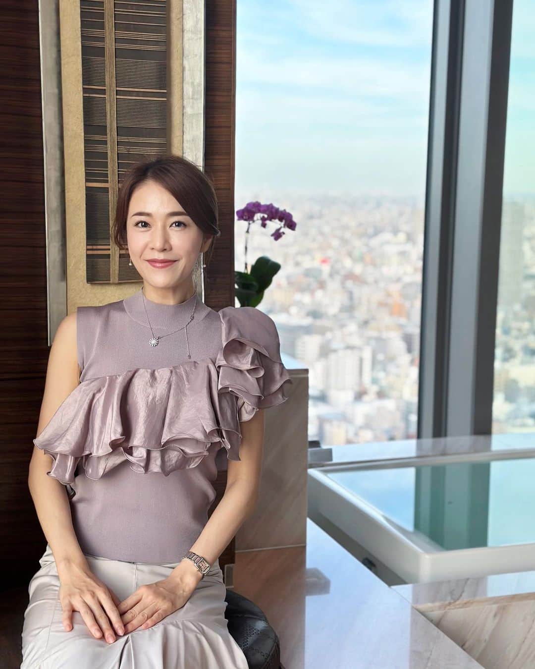 しろまっするのインスタグラム：「・ 先日のご招待スイスパーフェクション様とマンダリンオリエンタル東京様のプレスイベント✨  @swissperfection_japan   @mo_tokyo   第二部ではフェイシャルエステのデモンストレーションを見学させていただきました♪  天空のスパであり、世界一のスパとして名高いザ・スパ・アット・マンダリンオリエンタル・東京様のトランキリティ・スパ・スイートで行われました。  東京の絶景を眺めながらのフェイシャルトリートメントのデモンストレーション💆‍♀️  あまりの美しい景色にうっとりしました🌹 絶景の中で受けるフェイシャルエステはきっと最高ですよね🤍  新商品のRS-28アールクリームもいただき、早速使っているのですが、想像以上にお肌がしっとり、もちもちになるので既にお気に入りです🩵  素敵なプレスイベントにご招待いただきありがとうございました💐🤍  #swissperfection #swissperfectionspa #mandarinoriental #mandarinorientaltokyo #スイスパーフェクション #マンダリンオリエンタル東京 #しろまっする」