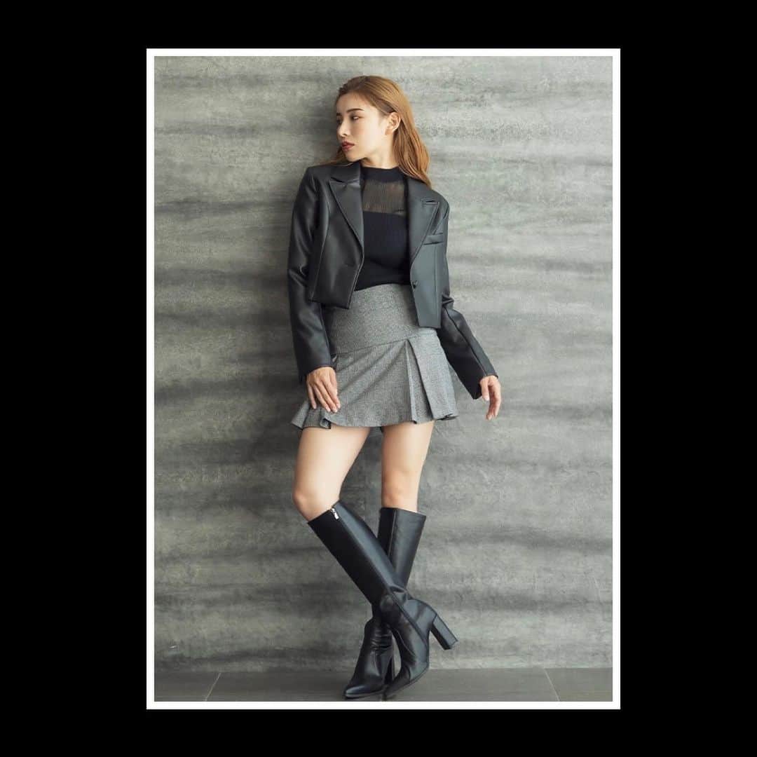 デュラスアンビエントのインスタグラム：「‘𝟐𝟑 𝐀/𝐖 𝐂𝐎𝐋𝐋𝐄𝐂𝐓𝐈𝐎𝐍   #レザークロップドジャケット <Beige, Black> 【9/20(WED)20:00-】  #シアーデコルテロングスリーブニット <White, Beige, Pink, Black> 【10/16(MON)20:00-】  #ボックスプリーツミニスカート <Greige, Check, Black> 【9/20(WED)20:00-】  ＿＿＿＿＿＿＿＿＿＿＿ ✔︎ @ambient_styling #AMBIENT #ambient_official #ambientstyle #アンビエント #23aw #レザージャケット #プリーツスカート」