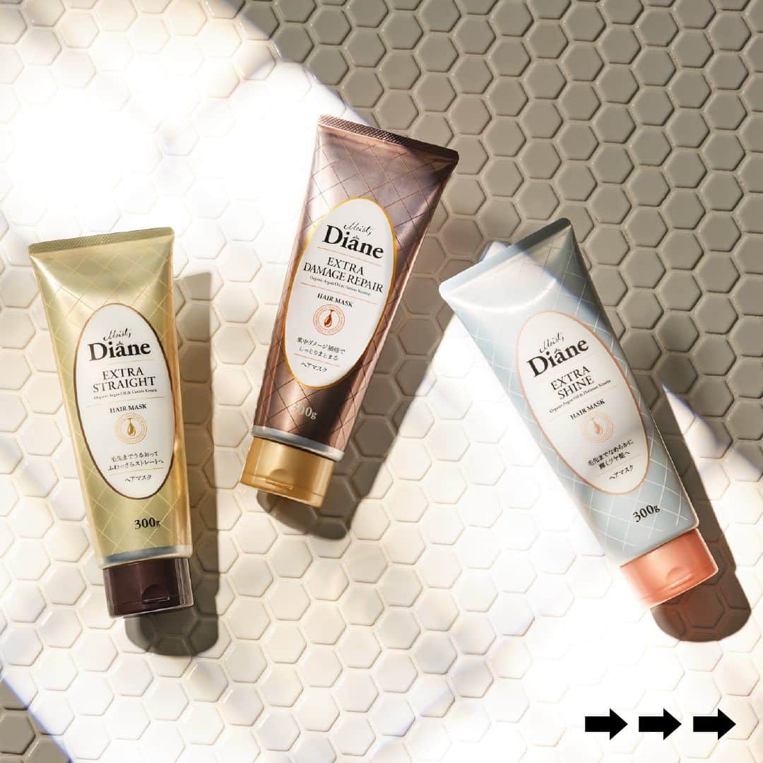 モイストダイアンのインスタグラム：「シャンプーとトリートメントの間に、これ1本💡  ヘアマスクはなんと補修成分が7倍も*◎  使い方は簡単🔍 ①シャンプー後、軽く水を切ってください。  ②ヘアマスクを毛先を中心に髪全体になじませて、しばらく置いてからすすぎ流してください。  ③その後さらにトリートメントを使うと、より効果を実感していただけます。  大容量の300gも皆様からご好評をいただいております☺️ ぜひチェックしてみてください◎  *同シリーズトリートメントとの比較」