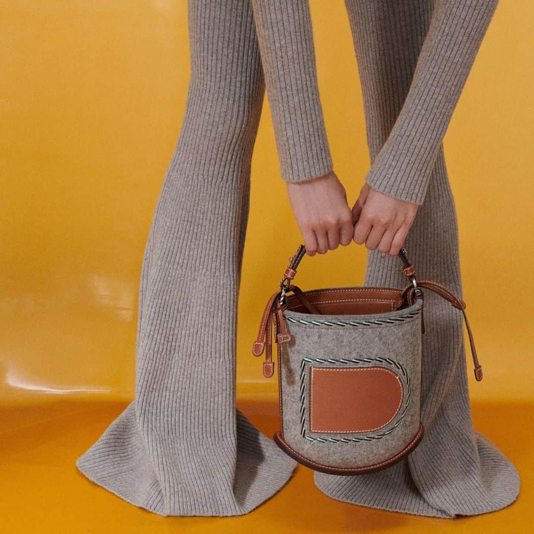 デルボーのインスタグラム：「An autumnal touch. ⁣ ⁣ French grey felt and supple calf leather combine for a sublime tension of the sturdy and refined. ⁣ ⁣ #Delvaux」