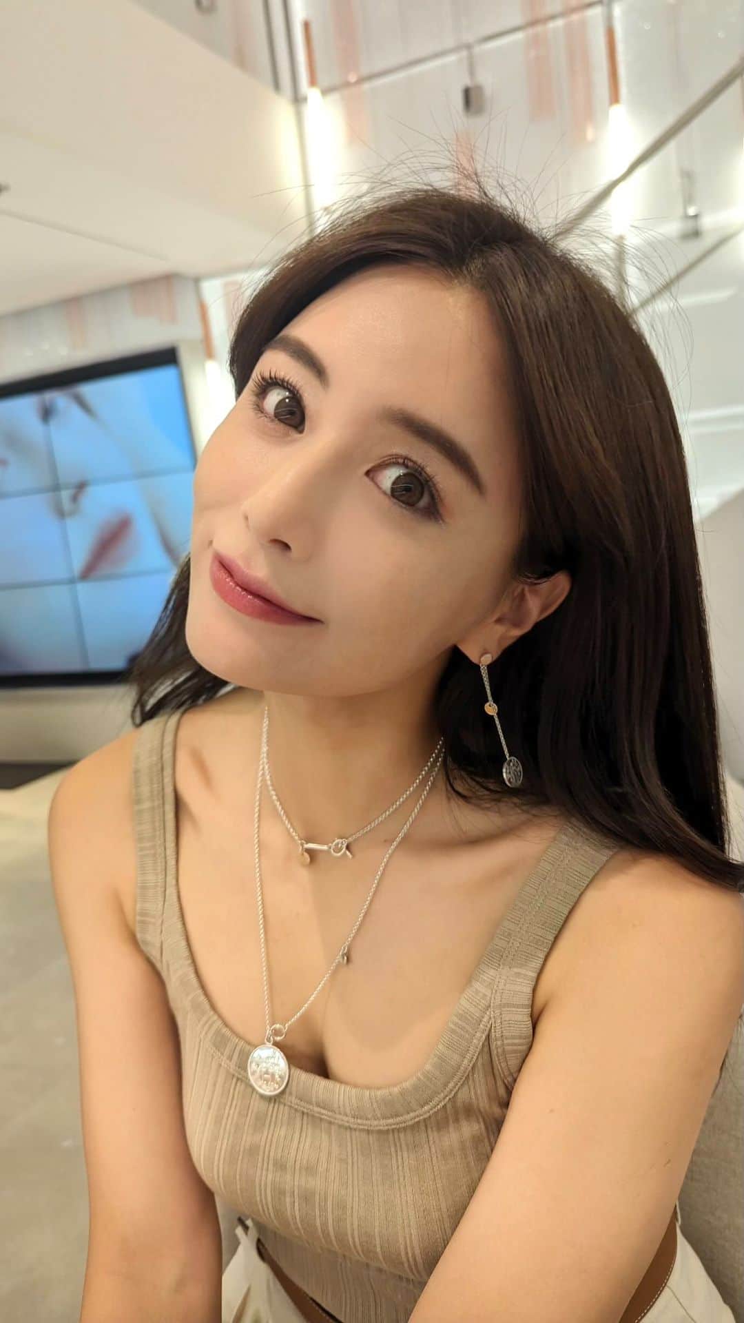 のインスタグラム：「日本にも上陸している @deardahlia_beauty ♥️ 韓国の店舗は広くて種類も豊富！ ゆっくりお買い物出来てたのしかった！ . 📍私が買ったおすすめアイテム ︎︎︎︎☑︎アルーアシャインラストラスリッププランパー プランパー機能もあるから唇ぷっくりめちゃかわいい！ ︎︎︎︎☑︎スキンパラダイスブルーミングクッションファンデーション ︎︎︎︎☑︎エンドレススキンセッティングスプレー ファンデの前にスプレーをするのが韓国流らしい！めちゃおすすめ！ ︎︎︎︎☑︎パラダイスシャインアイシークイン とにかく可愛い！目頭にオンしてキラキラです✨ . tops... @ourwacoal_official  pants... @bananarepublic_jp  . @deardahlia_kr @deardahlia_japan  #韓国 #韓国情報 #deardahlia #韓国コスメ #韓国メイク #おすすめコスメ #韓国旅行 #koreanbeauty #メイク好き #コスメ好き #オルチャンメイク #オルチャンメイク #購入品」