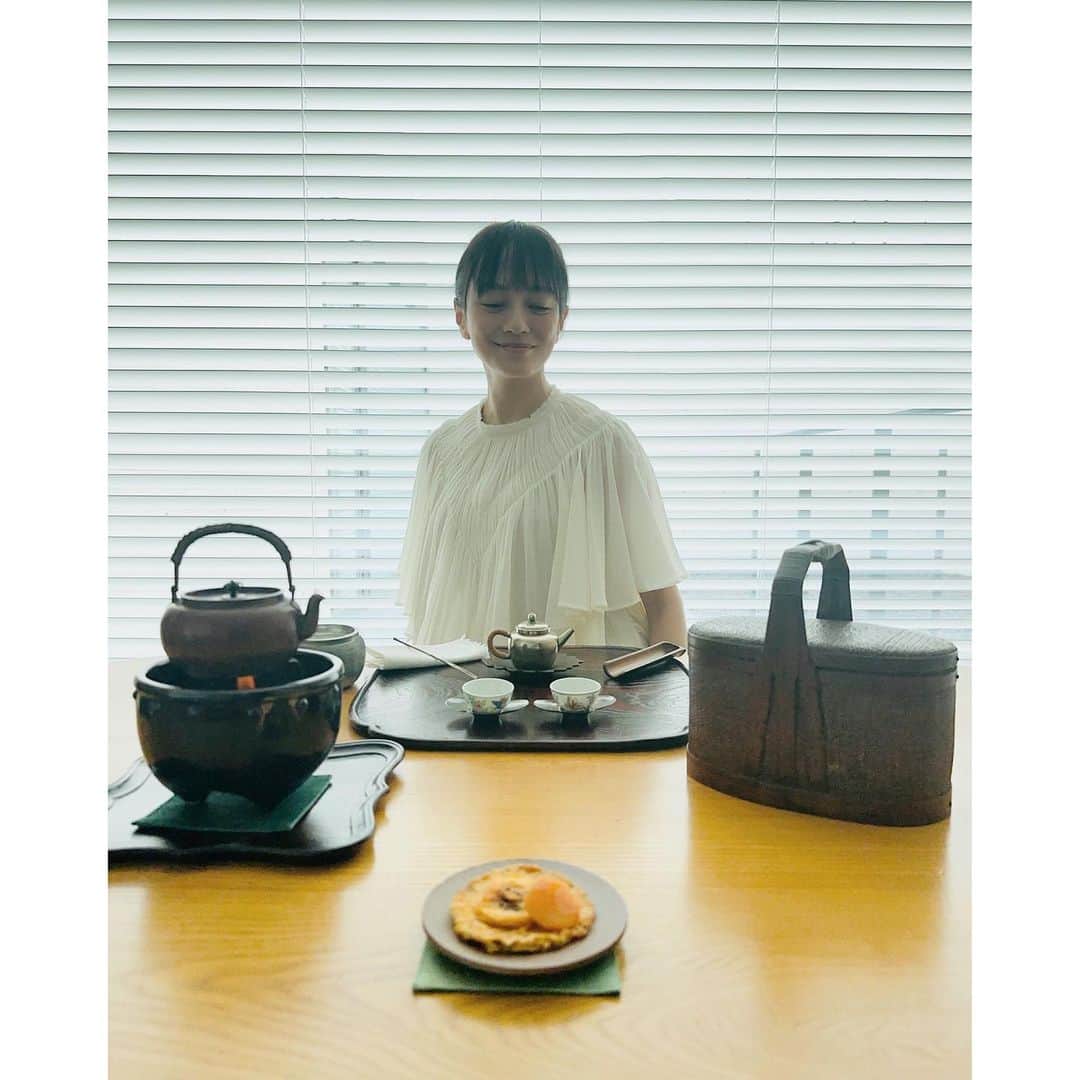牧瀬里穂のインスタグラム：「最近 週末はお茶をいただきながら ゆっくり話しをするというか近況報告  抹茶　中国茶、、、 最近は明日葉茶もお気に入り  中国茶にはドライフルーツ  主菓子の銘は「菊の酒」 暑いからぼーっとしてたけど もう9月で😅 もうすぐ重陽の節句ですね」