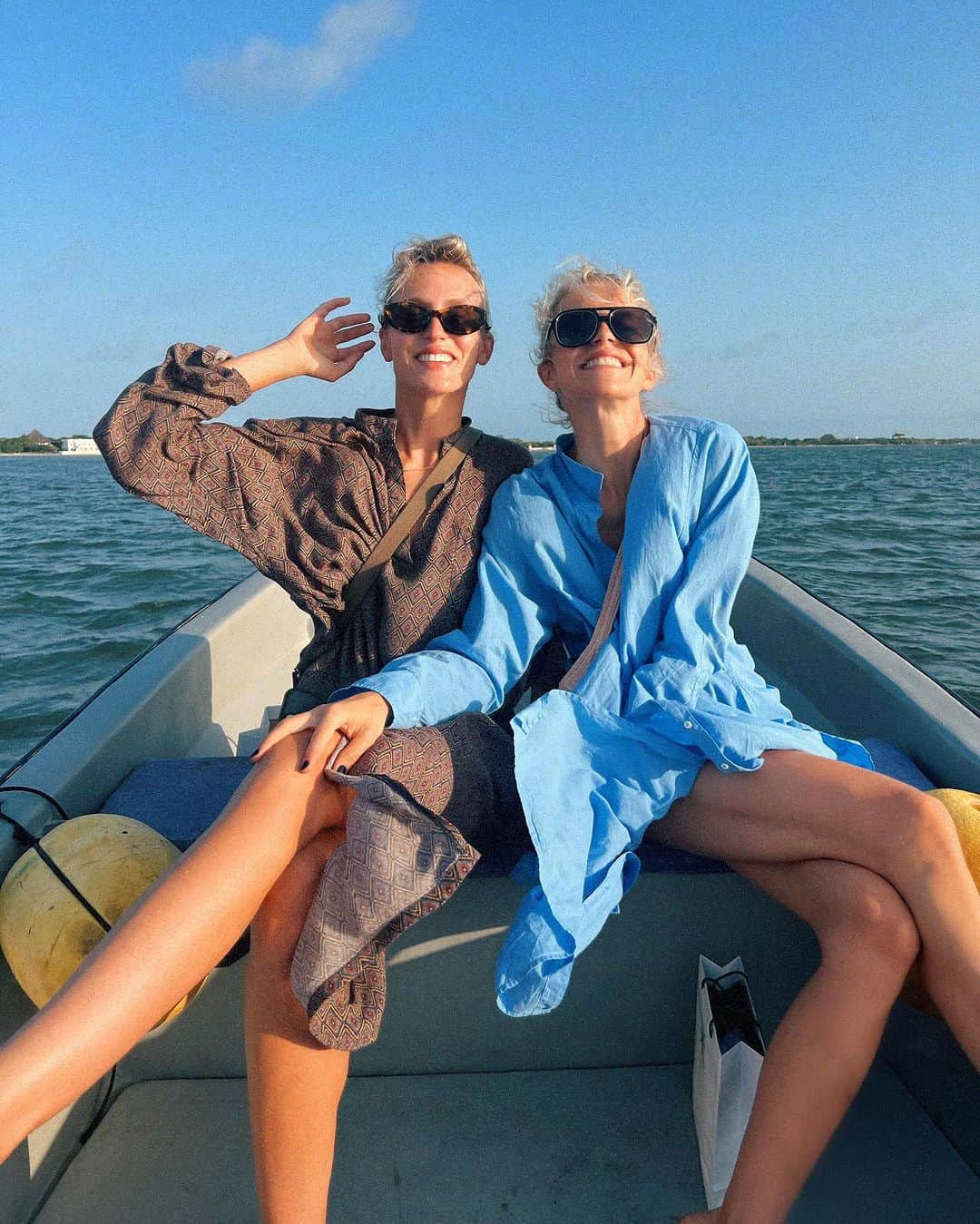 キャロライン・ダウルのインスタグラム：「captivated by the island bliss」