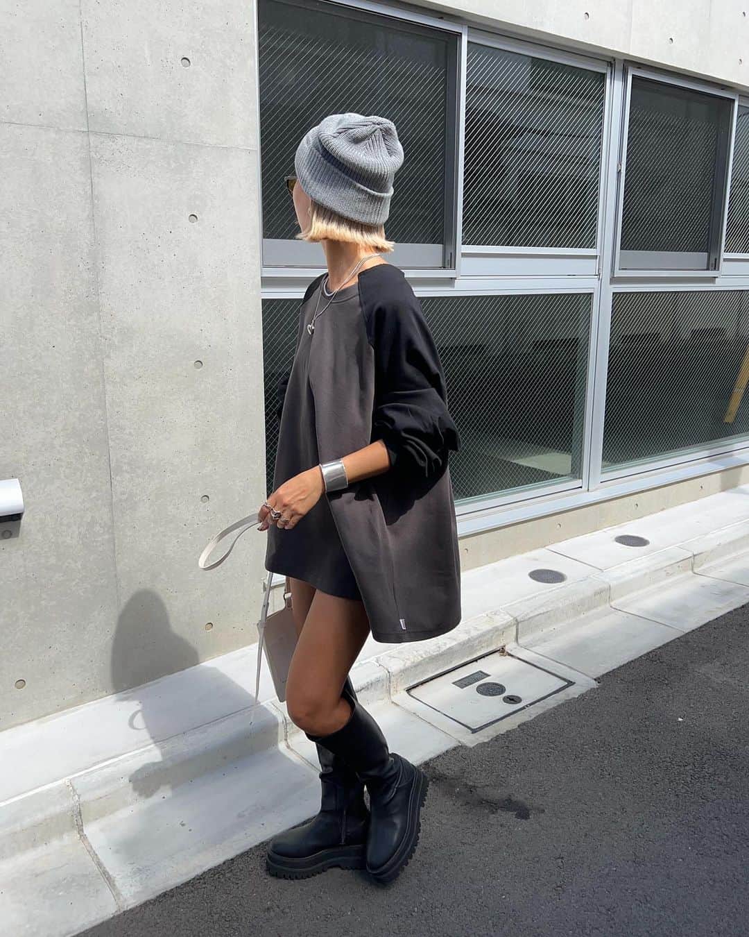 annaのインスタグラム：「.  シルエット最高のラグランT🫶 こんなオーバーサイズの出会った事ない🤤♡ @__segur.__   #秋コーデ#ラグランT#ロンT#ロングブーツ#ブーツコーデ#ニット帽#ビーニー#カジュアル#カジュアルコーデ#大人カジュアル#オトナカジュアル#158cmコーデ#30代ファッション#骨格ナチュラル#きょこ」