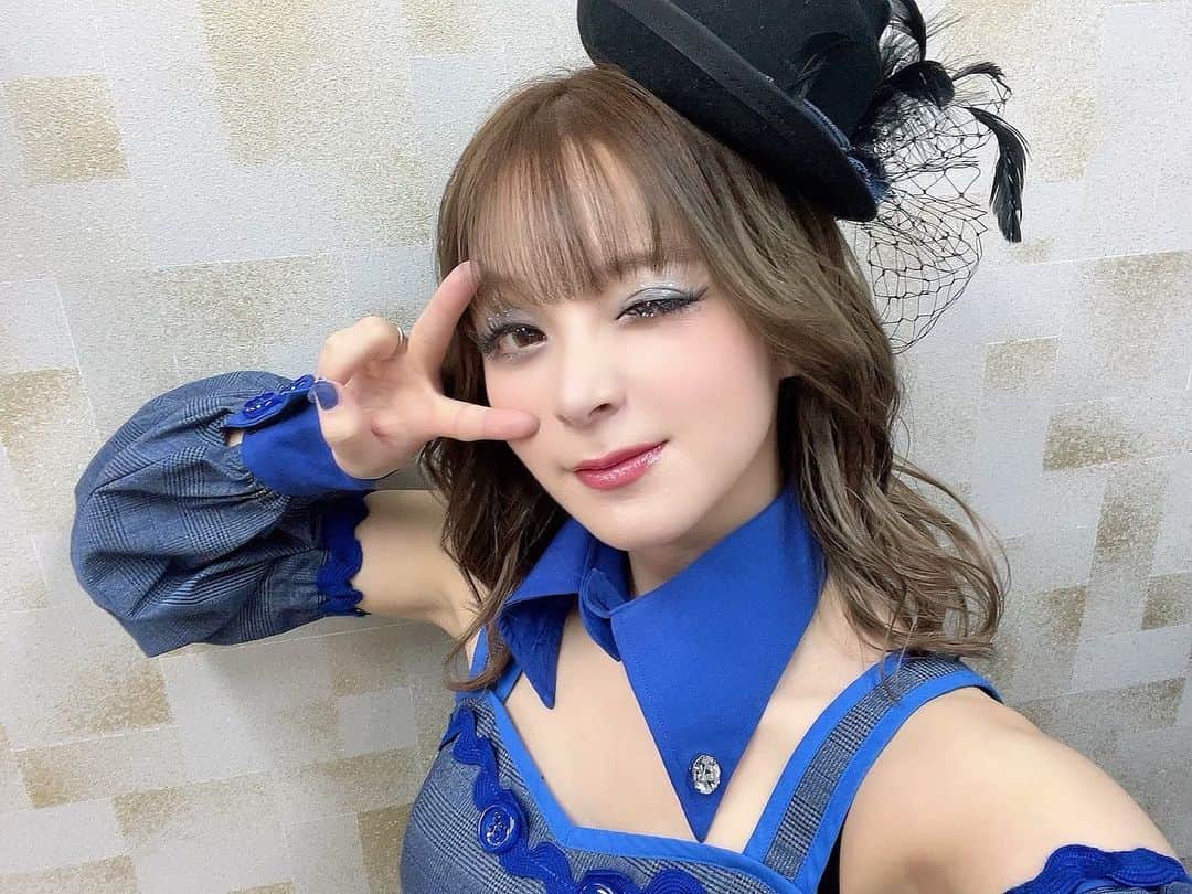 MARiAのインスタグラム：「懐かしの衣装で とある撮影でしたっ💙  #MARiA #美依礼芽 #小美  #メイリア　#ガルニデ　#GARNiDELiA」