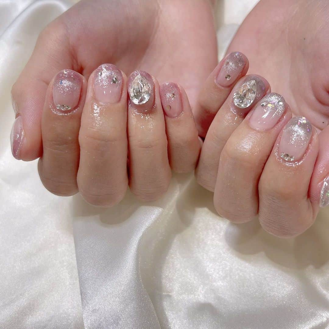 根岸愛のインスタグラム：「💅✨💅 . newネイル💎  Lapis新宿店 担当はmanamiさん(@lapis_manami ) 先端だけマグネットでキラキラさせたネイルとっても可愛い💕 . 2枚目動画キラキラがわかりやすい💕 #nail #nails #lapisnail #handnail  #magnetnails #asymmetrynail  #ネイル #きらきらネイル #マグネットネイル #」