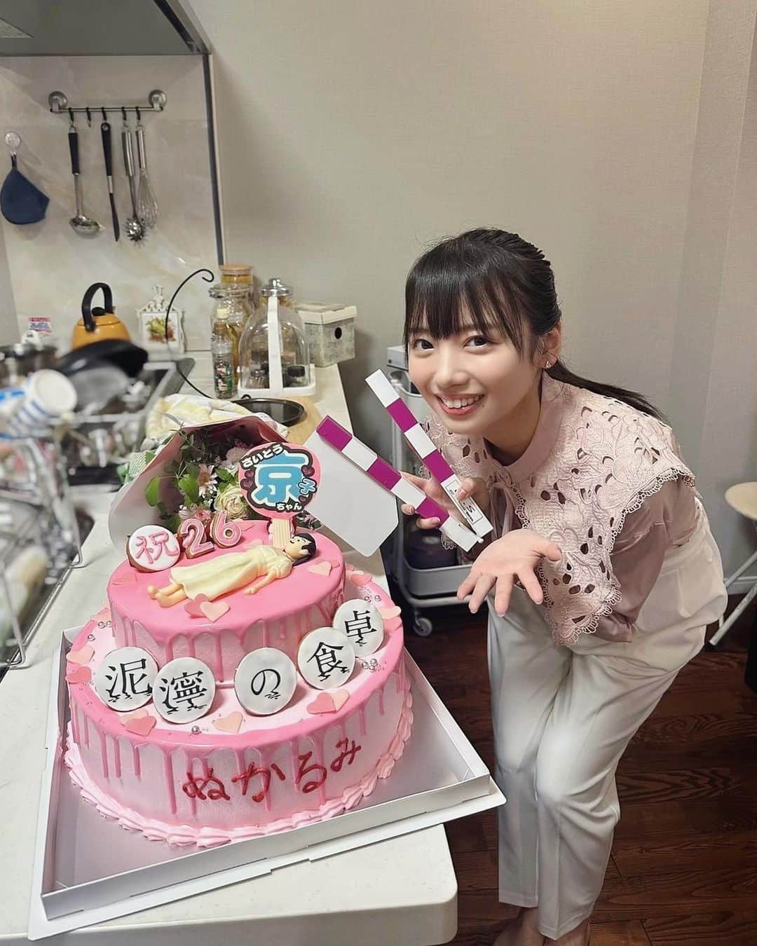 齊藤京子のインスタグラム：「本日、誕生日を迎えました🎂 ドラマ「泥濘の食卓」チームの皆さんにお祝いしていただきました😭 大変幸せな誕生日を迎えることができました。 26歳も精進してまいります！ 皆さんたくさんのお祝いを本当にありがとうございました💐」