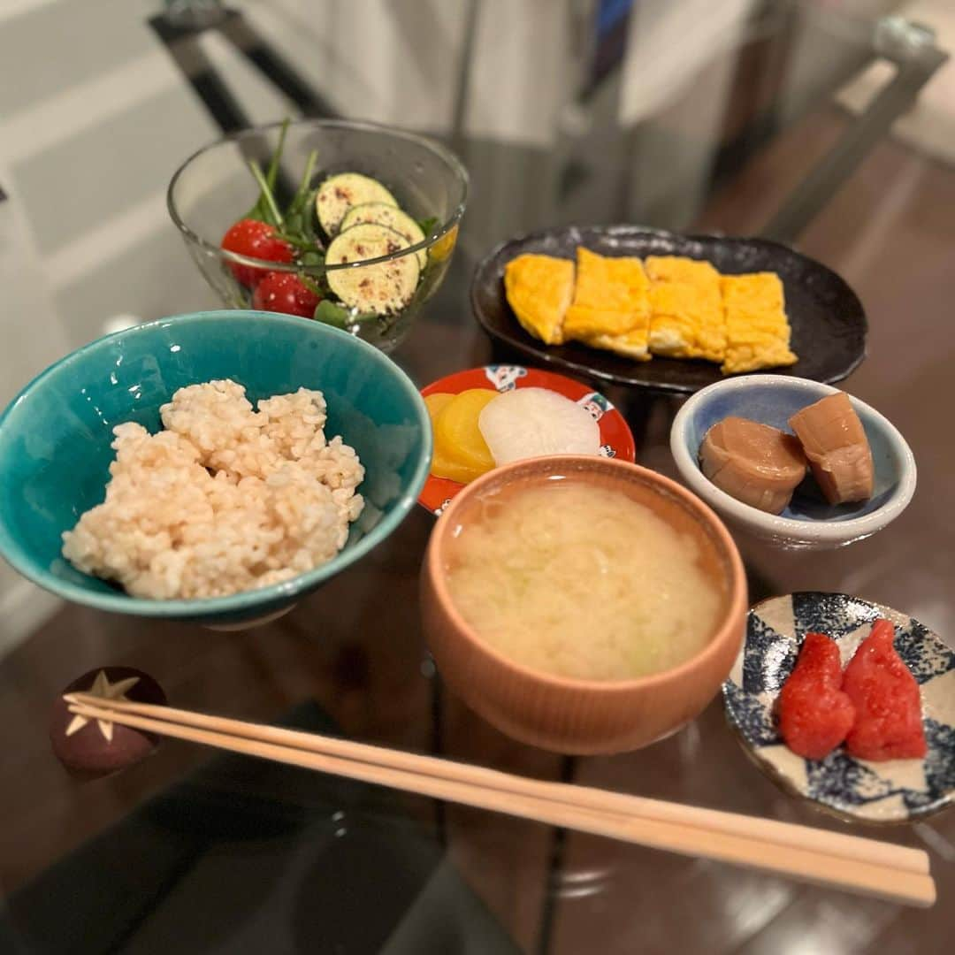 天木じゅんさんのインスタグラム写真 - (天木じゅんInstagram)「🍚🥢  今日の夜ご飯。 頂き物の貝柱がめちゃ美味しかった💛 久しぶりにおうちご飯。幸せ🫶🏻 玄米,明太子,沢庵,貝柱,卵焼き,長ネギの味噌汁,サラダ  今天的晚餐💛  今日はラジオ📻2本録りからの お稽古でした！ 明日はお稽古からの生放送だよ🔥  #天木ごはん」9月5日 19時38分 - jun.amaki