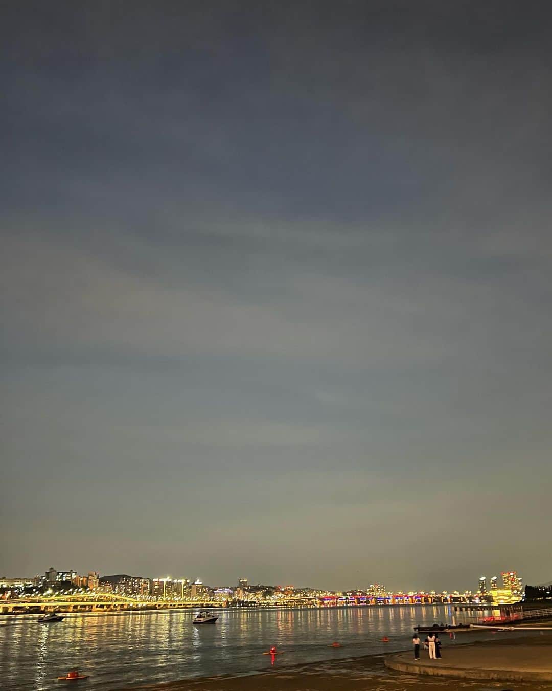 佐藤楓さんのインスタグラム写真 - (佐藤楓Instagram)「.  忘れられない日☁️ 大好きな人たちと見る空は一段と綺麗です 空を見て胸がいっぱいになったのは初めてでした  時間が経ってどんどん移り変わっていくのを見るのもわくわくしたなあ🪄  #kaedegram #漢江 #한국여행」9月5日 19時47分 - kaede_sato.official