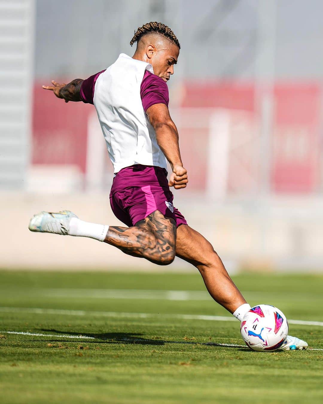 セビージャFCのインスタグラム：「𝓜𝓪𝓻𝓲𝓪𝓷𝓸 𝓓𝓲𝓪𝔃 𝓲𝓼 𝓸𝓷 𝓯𝓲𝓻𝓮. 🦵⚽️🔥  #WeareSevilla #NuncaTeRindas」