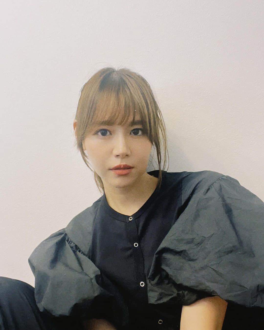 日下部ゆいこのインスタグラム：「. . 9月に入ったので まだまだ暑いですが 少しずつ秋らしさも。 . バルーンの袖と ニット素材の組み合わせが可愛い @mallowblue_official  のトップス。 . . #ootd#fashion#mallowblue#blouse#コーデ#秋コーデ#私服#ママコーデ」